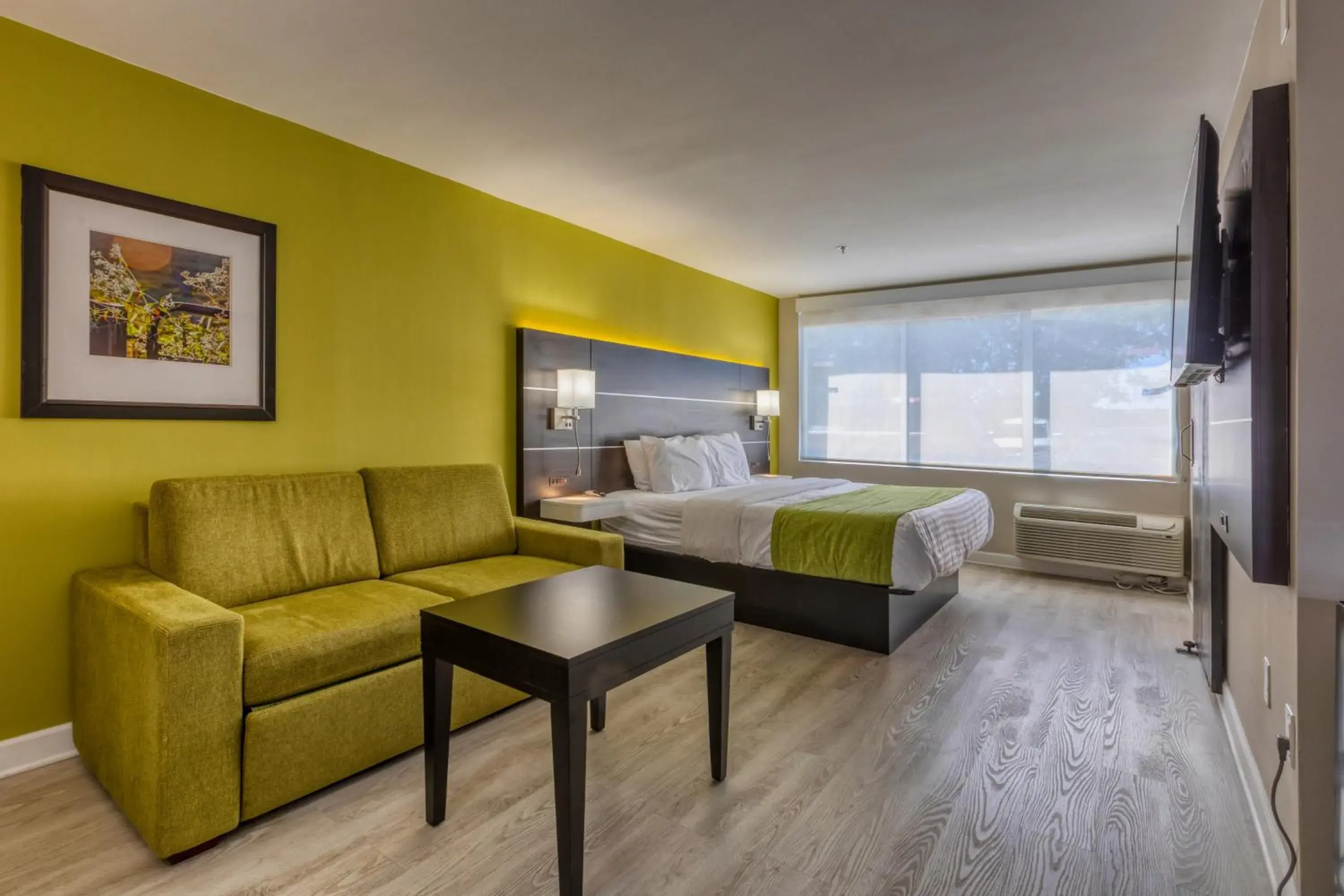 TV and multimedia, Bed in Hotel Weston TV and multimedia, Bed in Hotel Weston