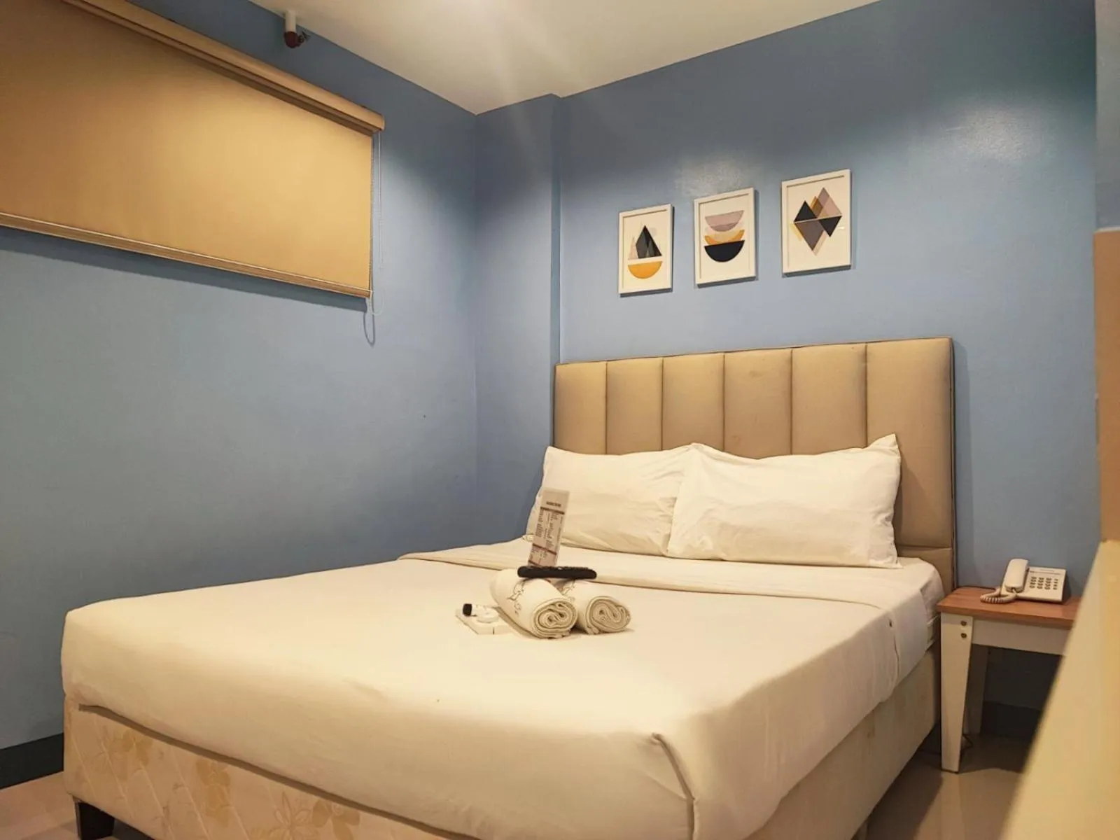 Bed in Glory Hotel Cubao