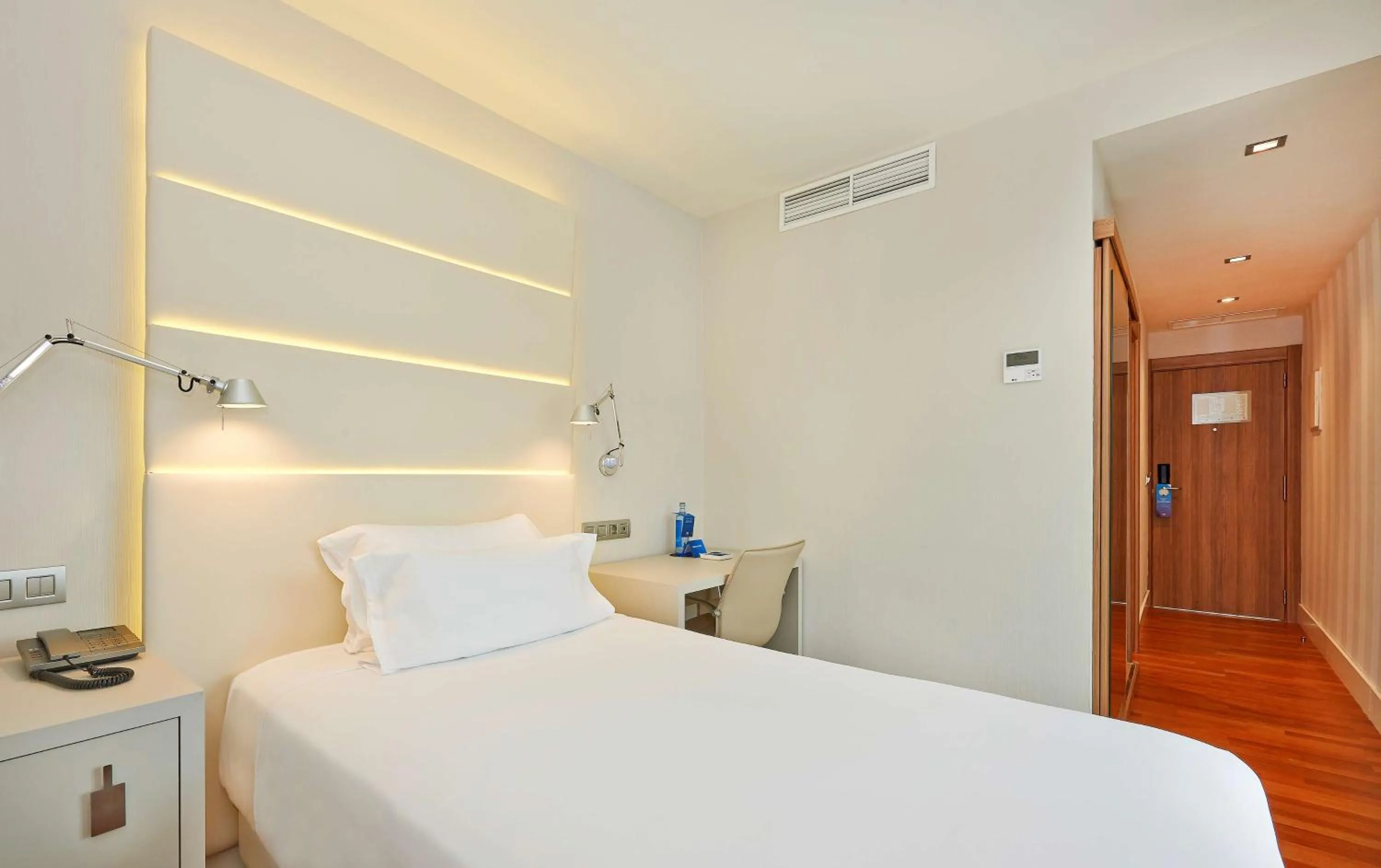 Photo of the whole room, Bed in NH Barcelona Les Corts