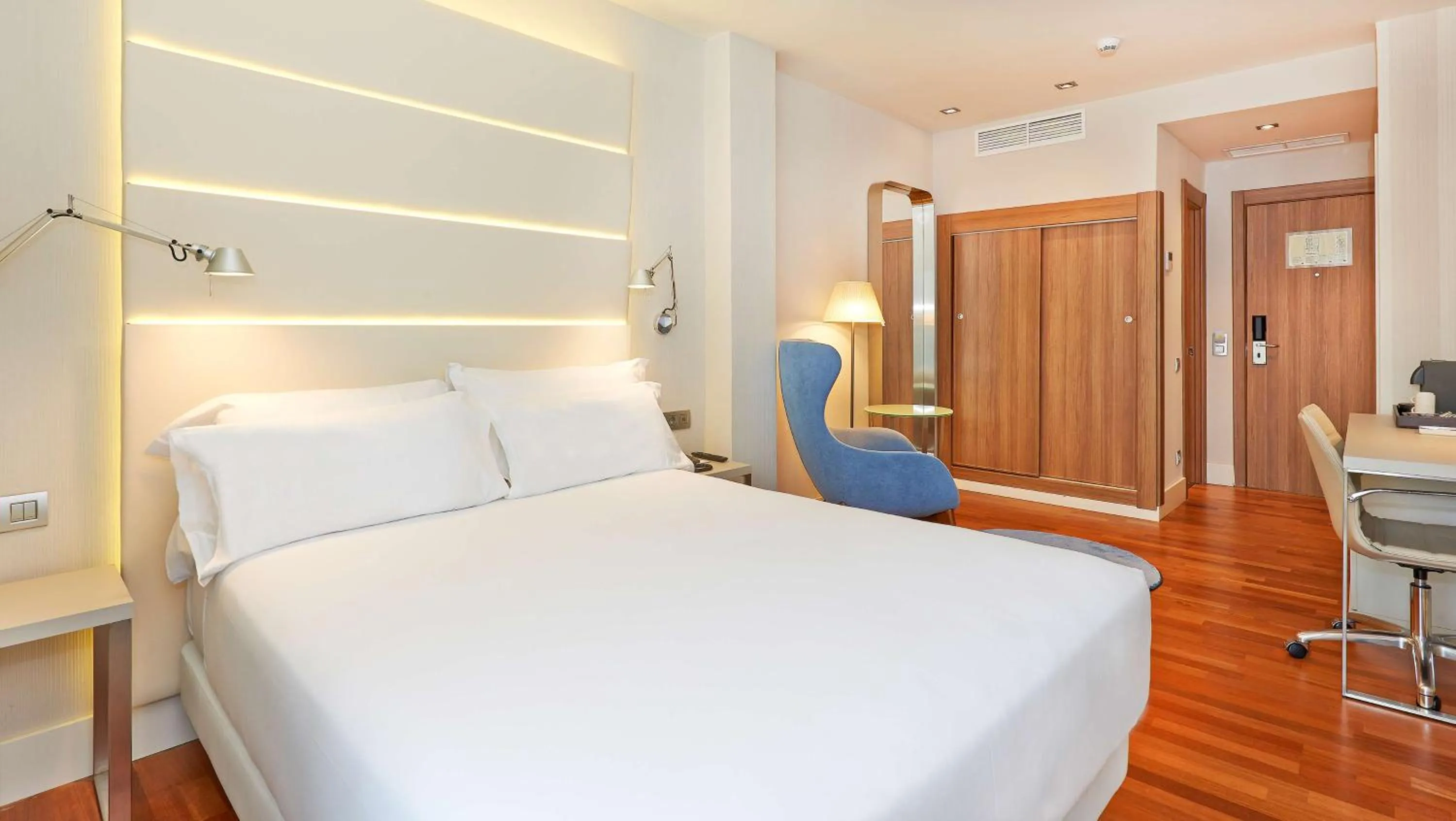 Photo of the whole room, Bed in NH Barcelona Les Corts