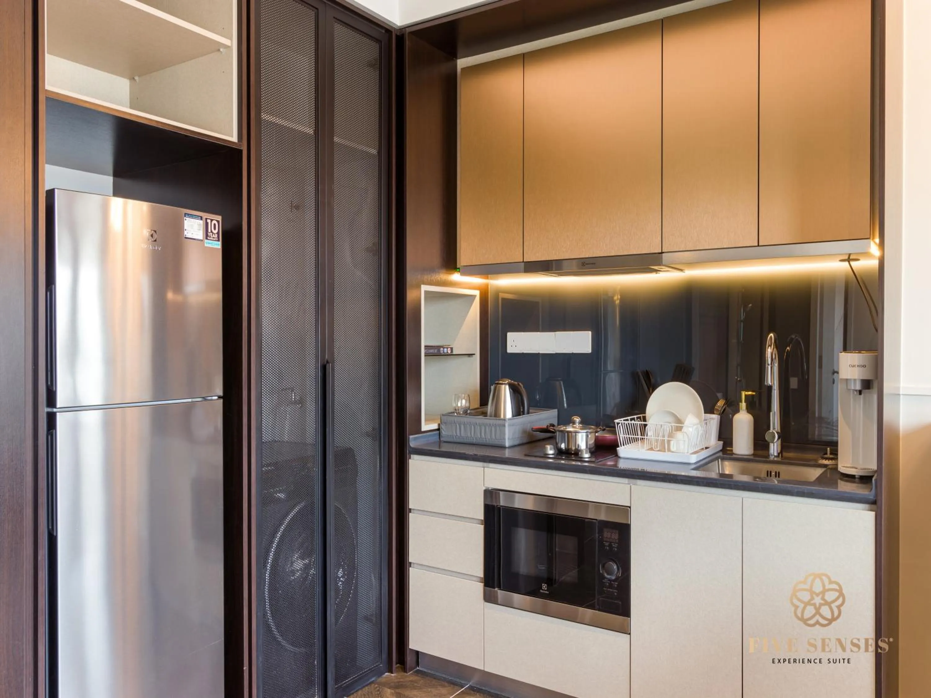 Kitchen or kitchenette in Scarletz Suites Kuala Lumpur, Five Senses