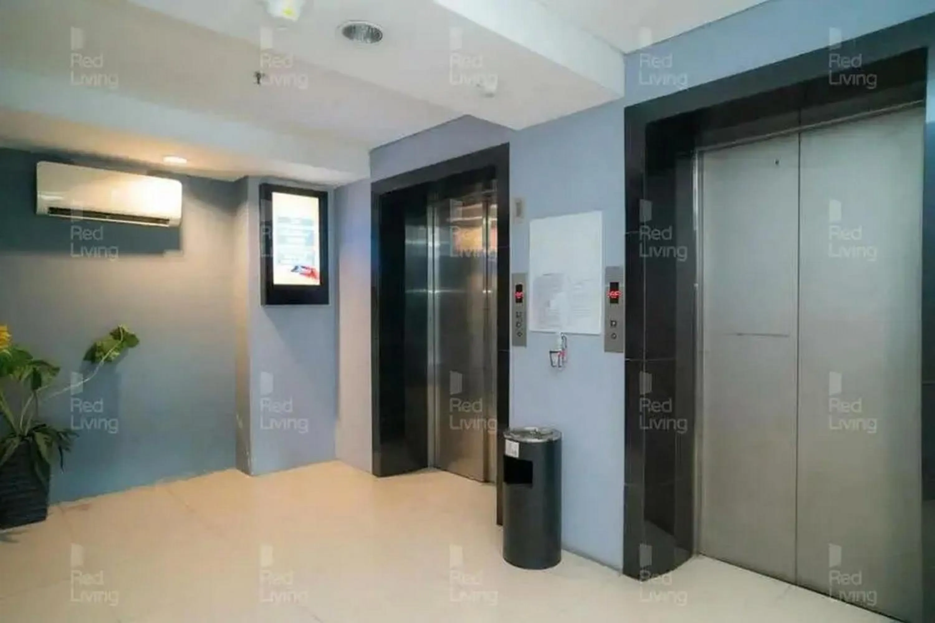 elevator in RedLiving Apartemen 19 Avenue - Amanah Room