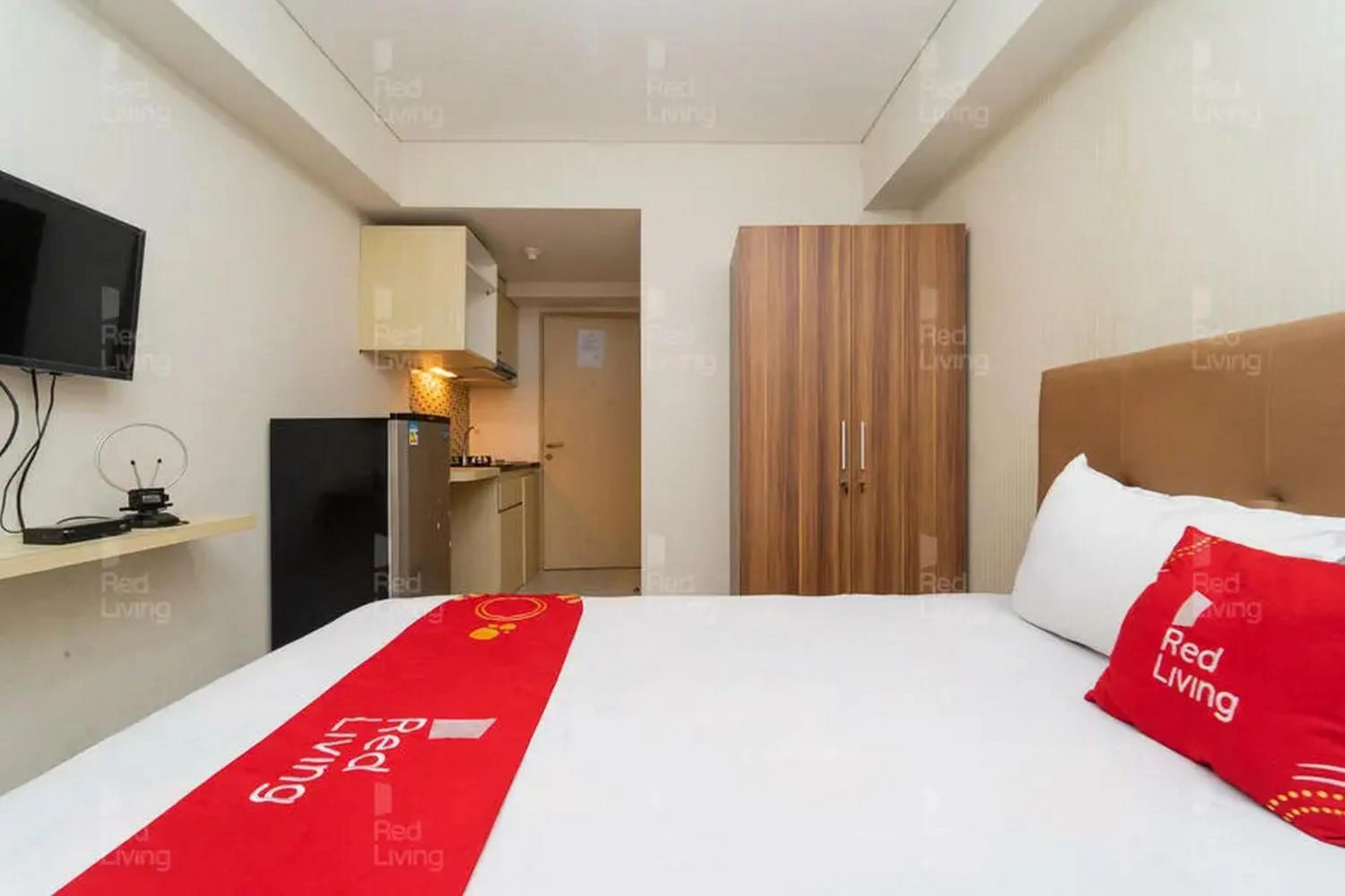 Bedroom, Bed in RedLiving Apartemen 19 Avenue - Amanah Room