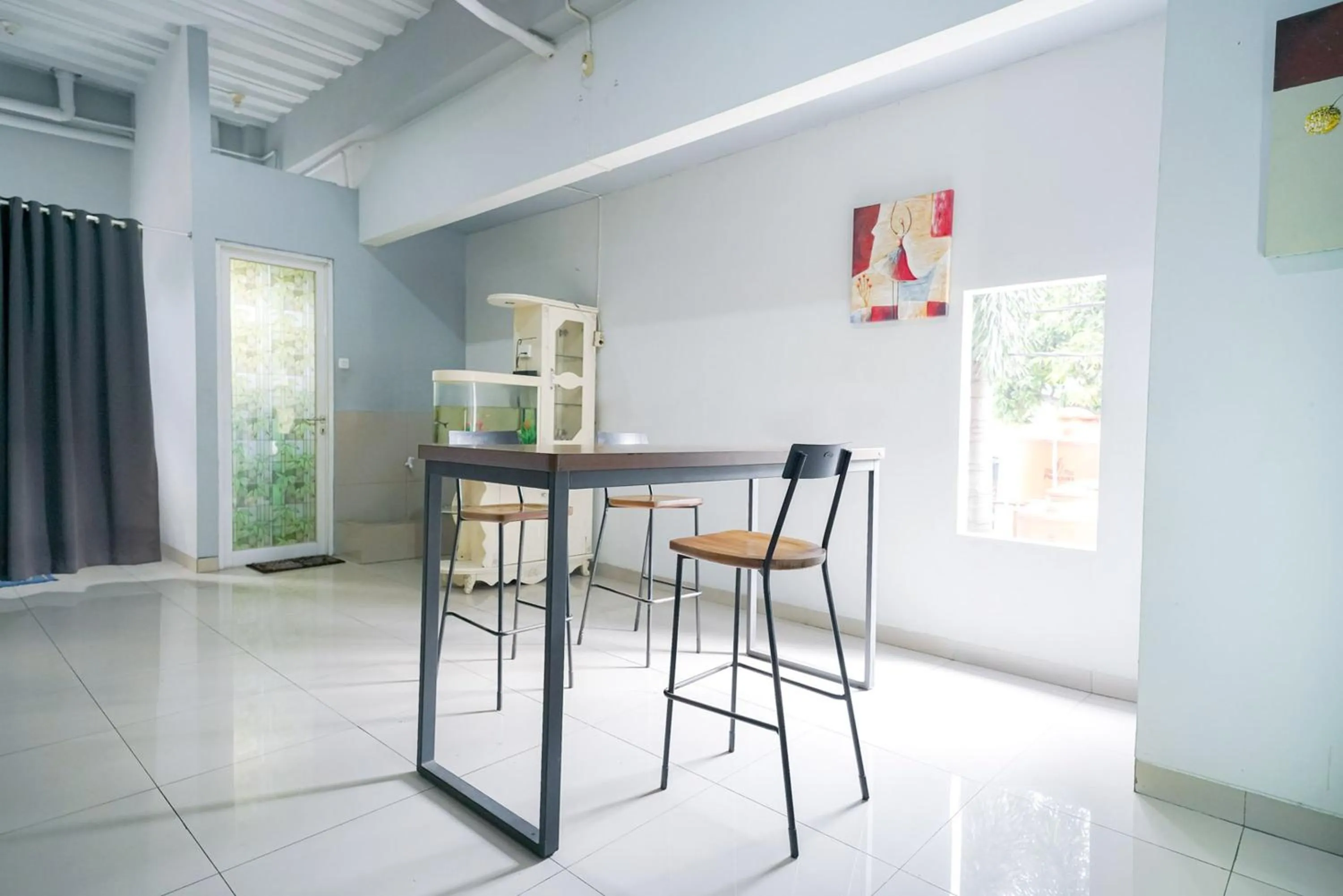 Dining area in Urbanview Hotel Syariah De Umbrella Ciputat