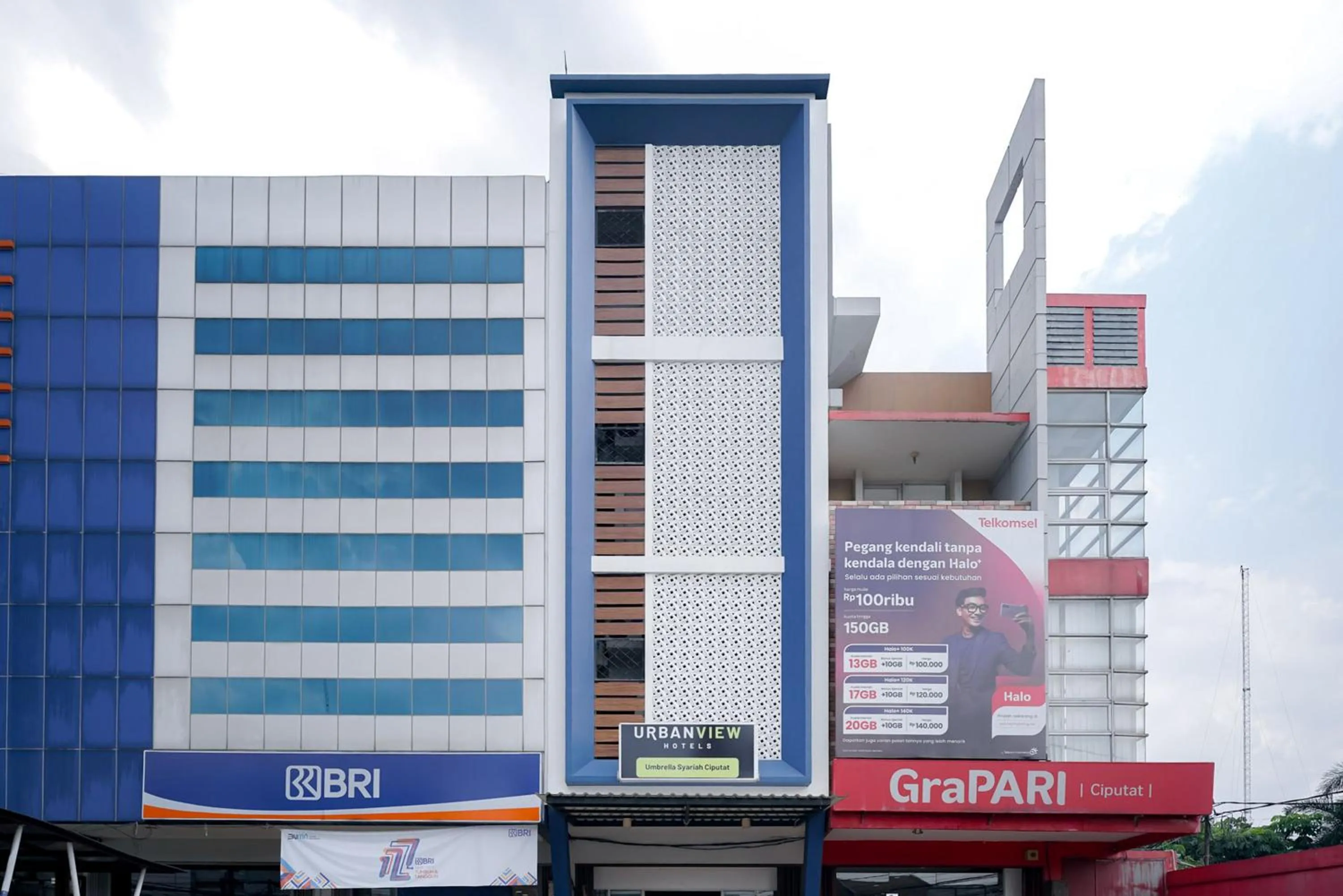 Property building in Urbanview Hotel Syariah De Umbrella Ciputat
