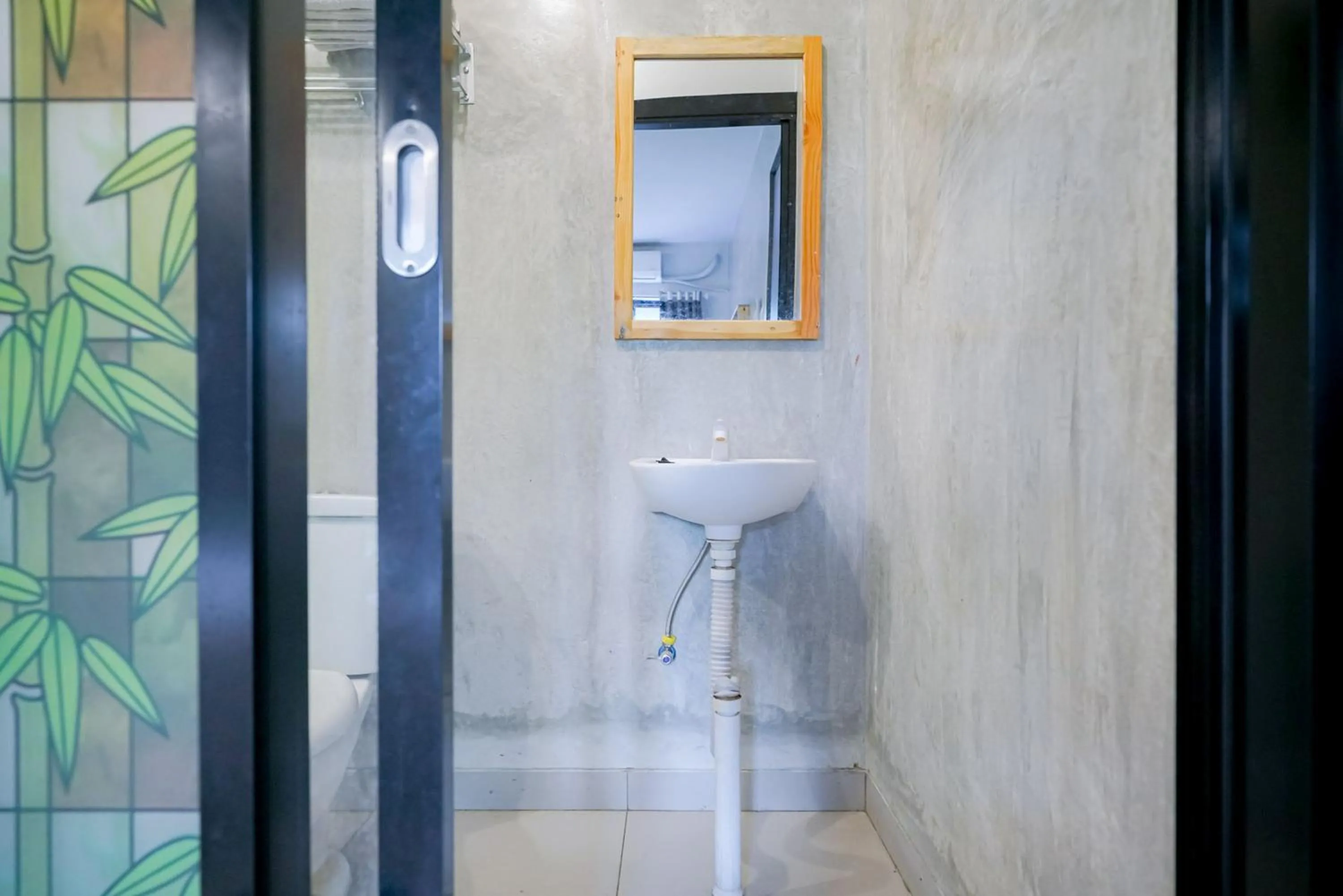 Bathroom in Urbanview Hotel Syariah De Umbrella Ciputat