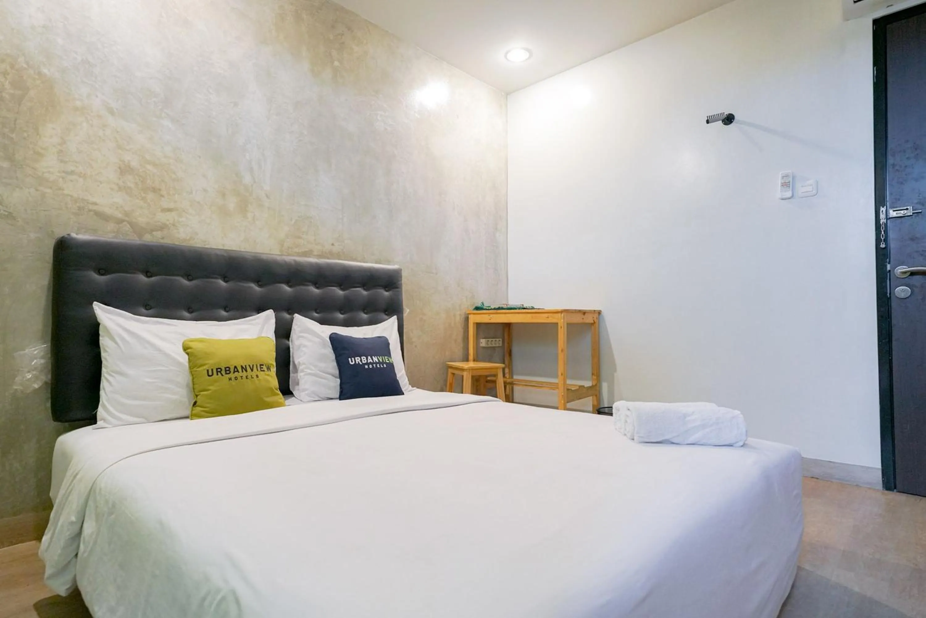 Bedroom, Bed in Urbanview Hotel Syariah De Umbrella Ciputat