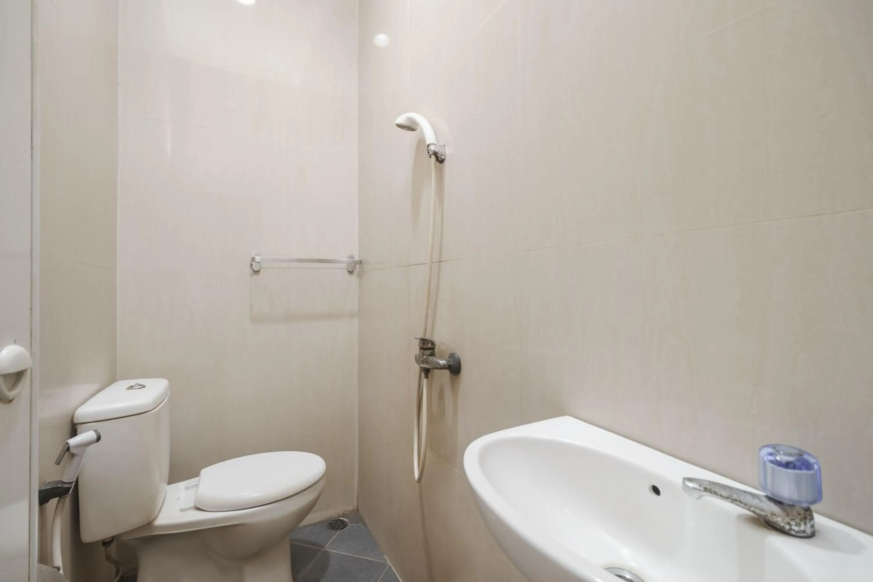 Bathroom in RedDoorz Syariah near Universitas Bengkulu