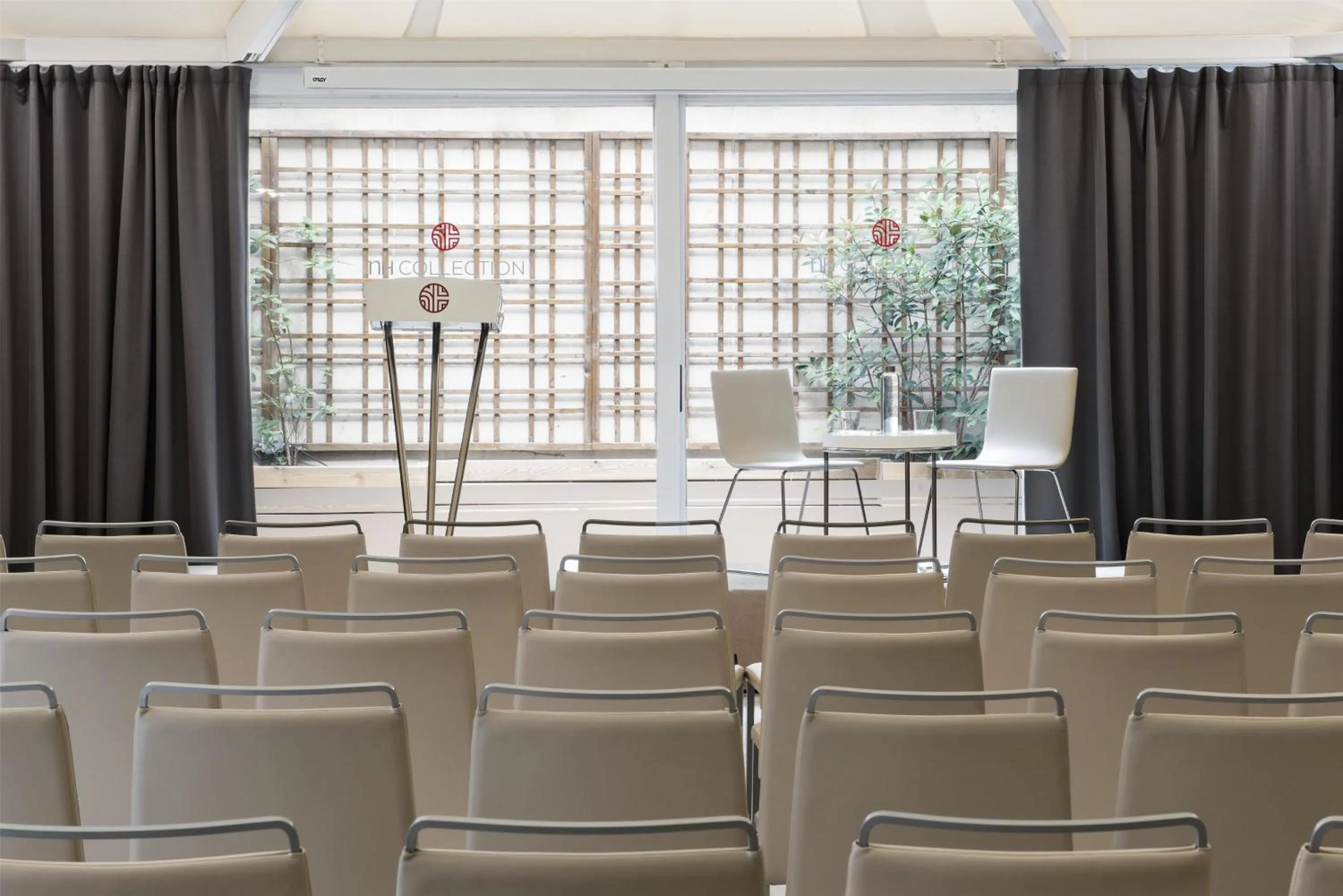 Lounge or bar in NH Collection Barcelona Podium