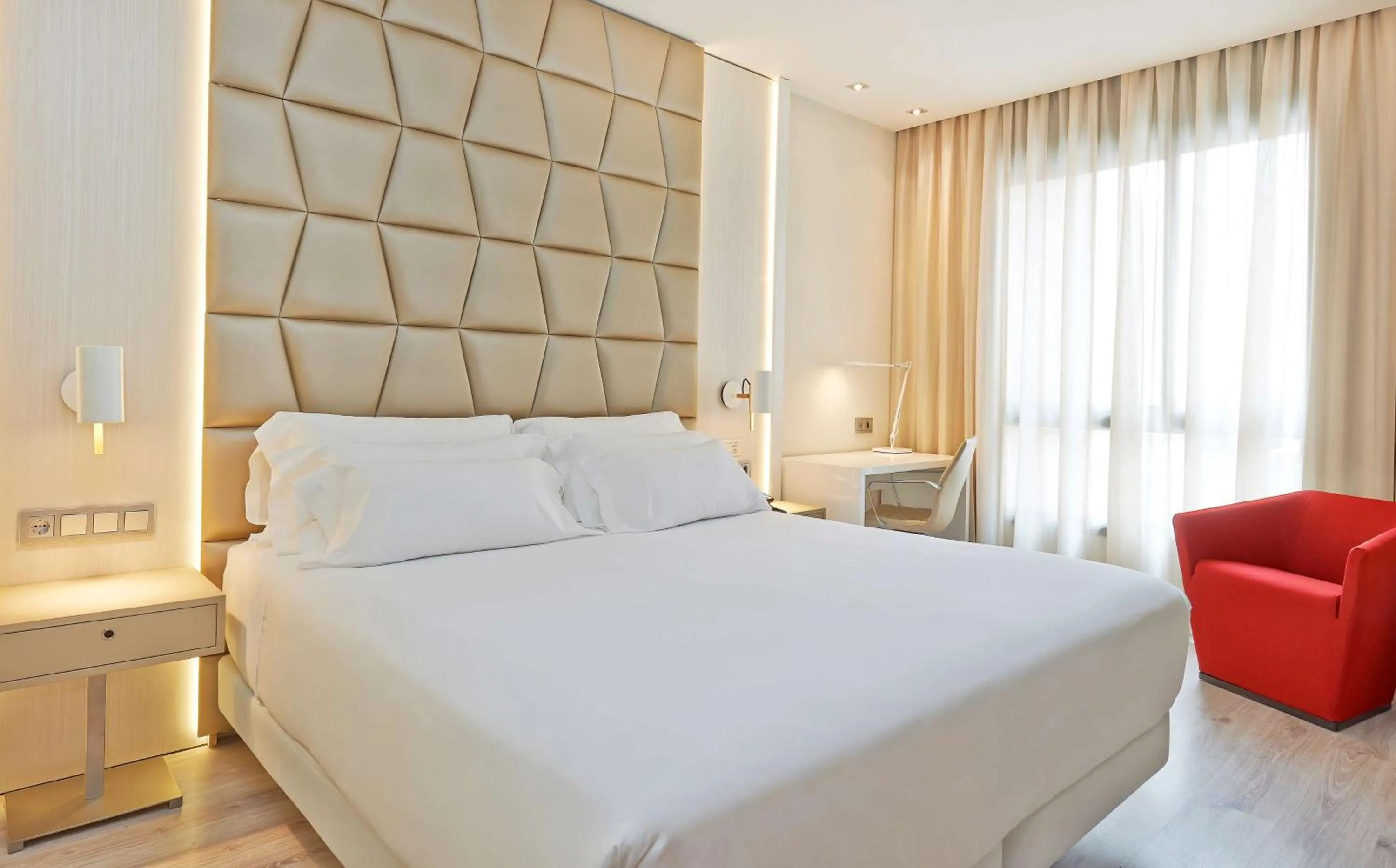 Photo of the whole room, Bed in NH Collection Barcelona Podium
