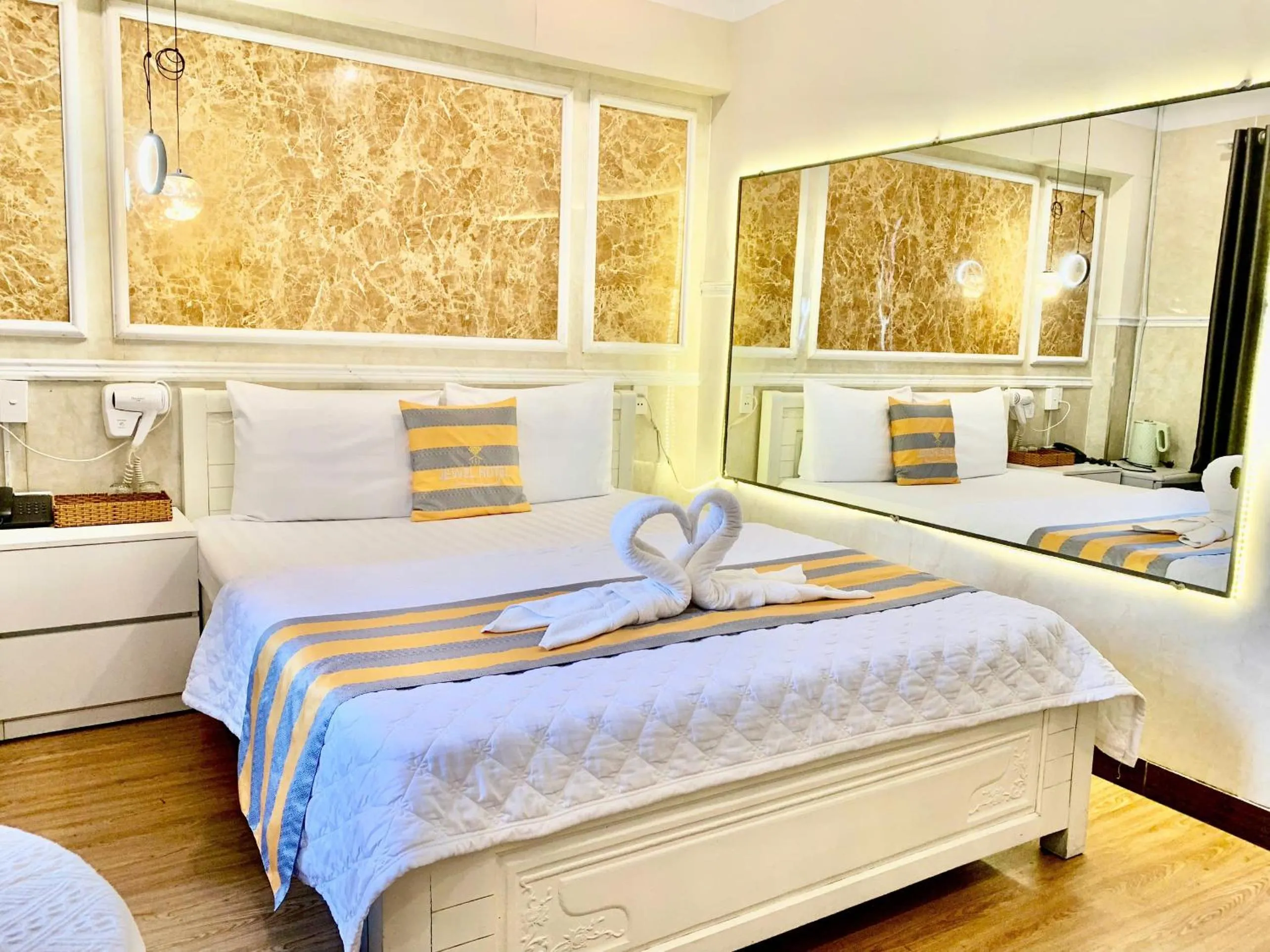 Photo of the whole room, Bed in Jewel Hotel