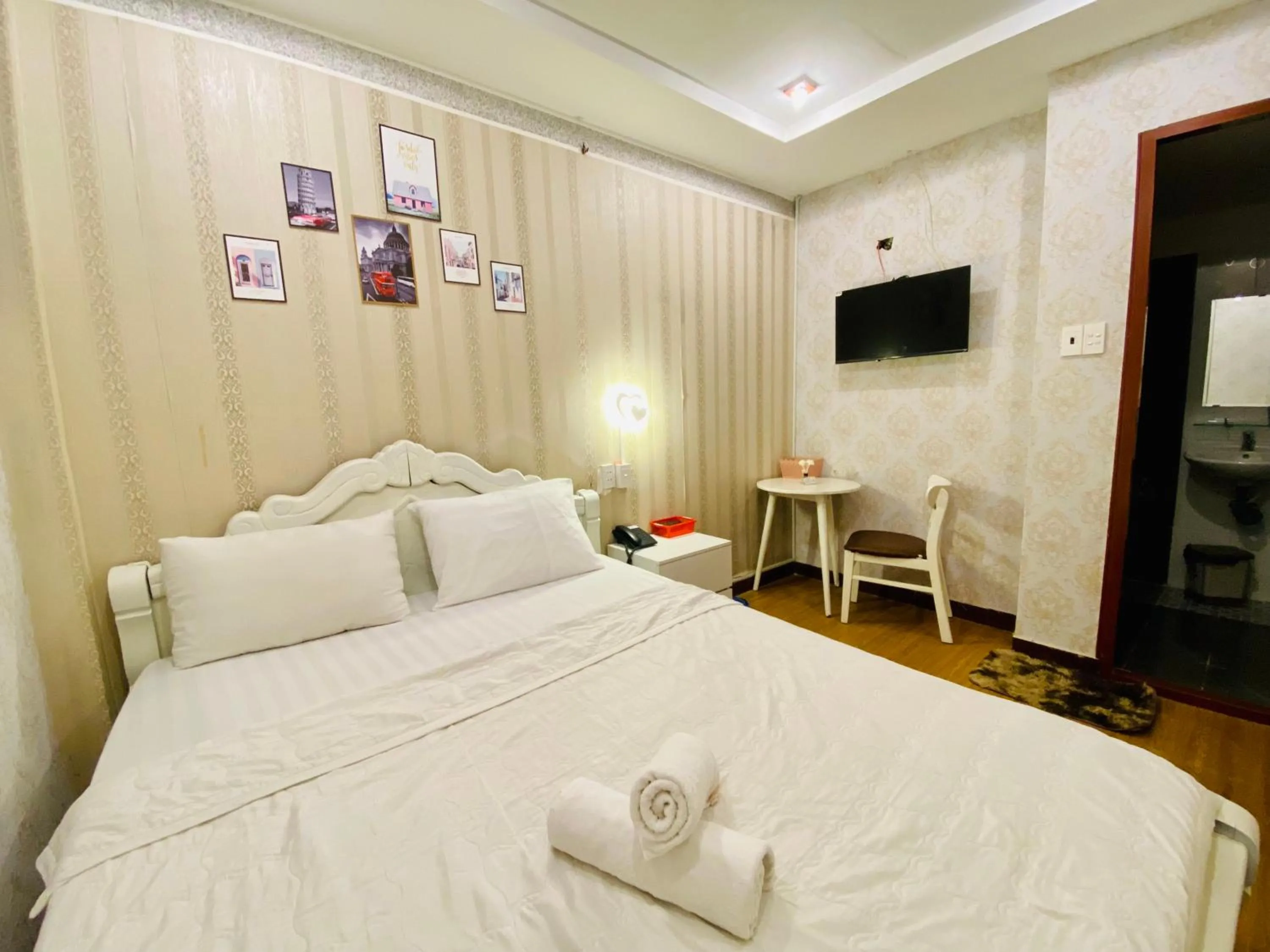 Bathroom, Bed in Jewel Hotel