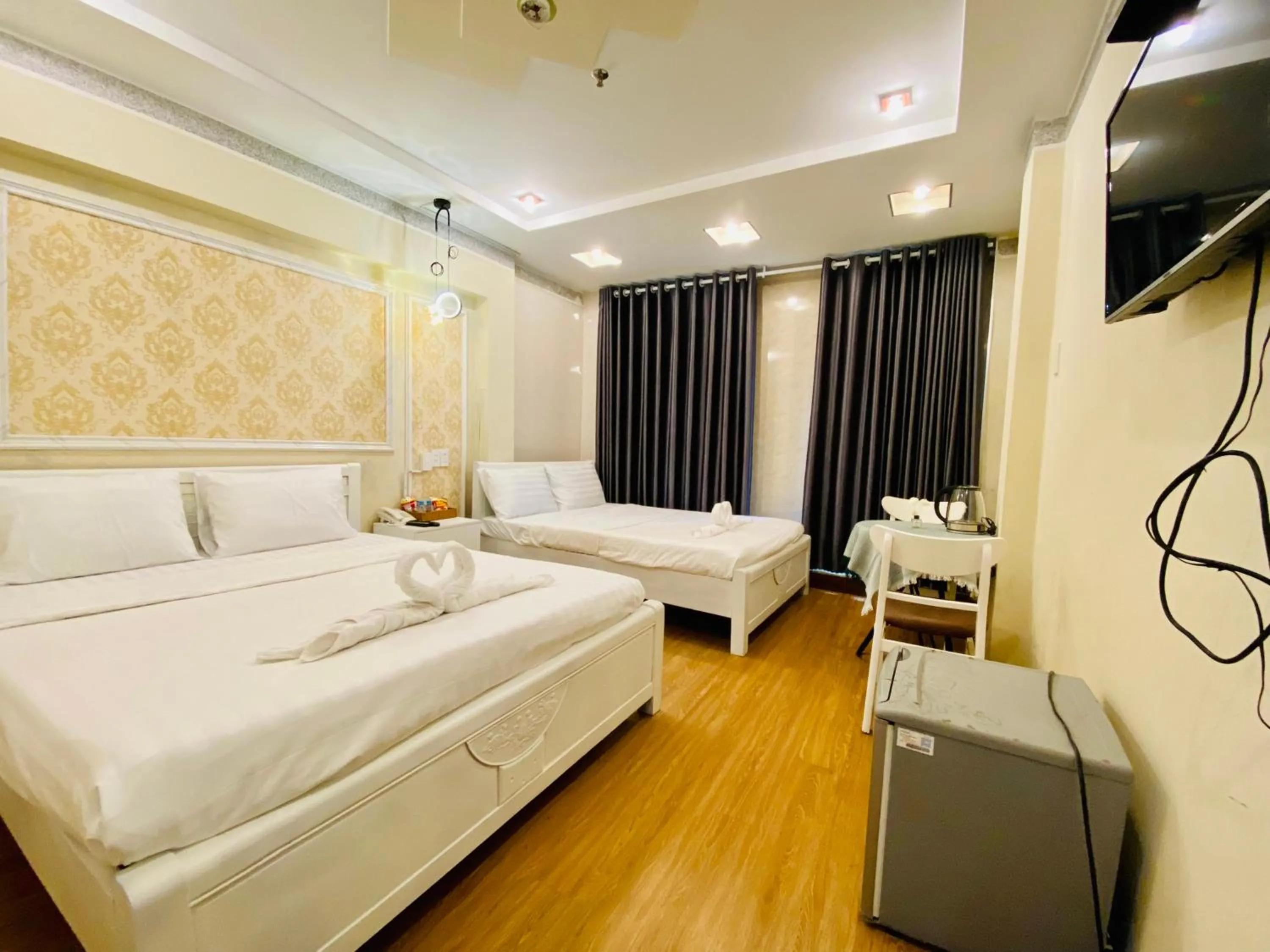 Bathroom, Bed in Jewel Hotel