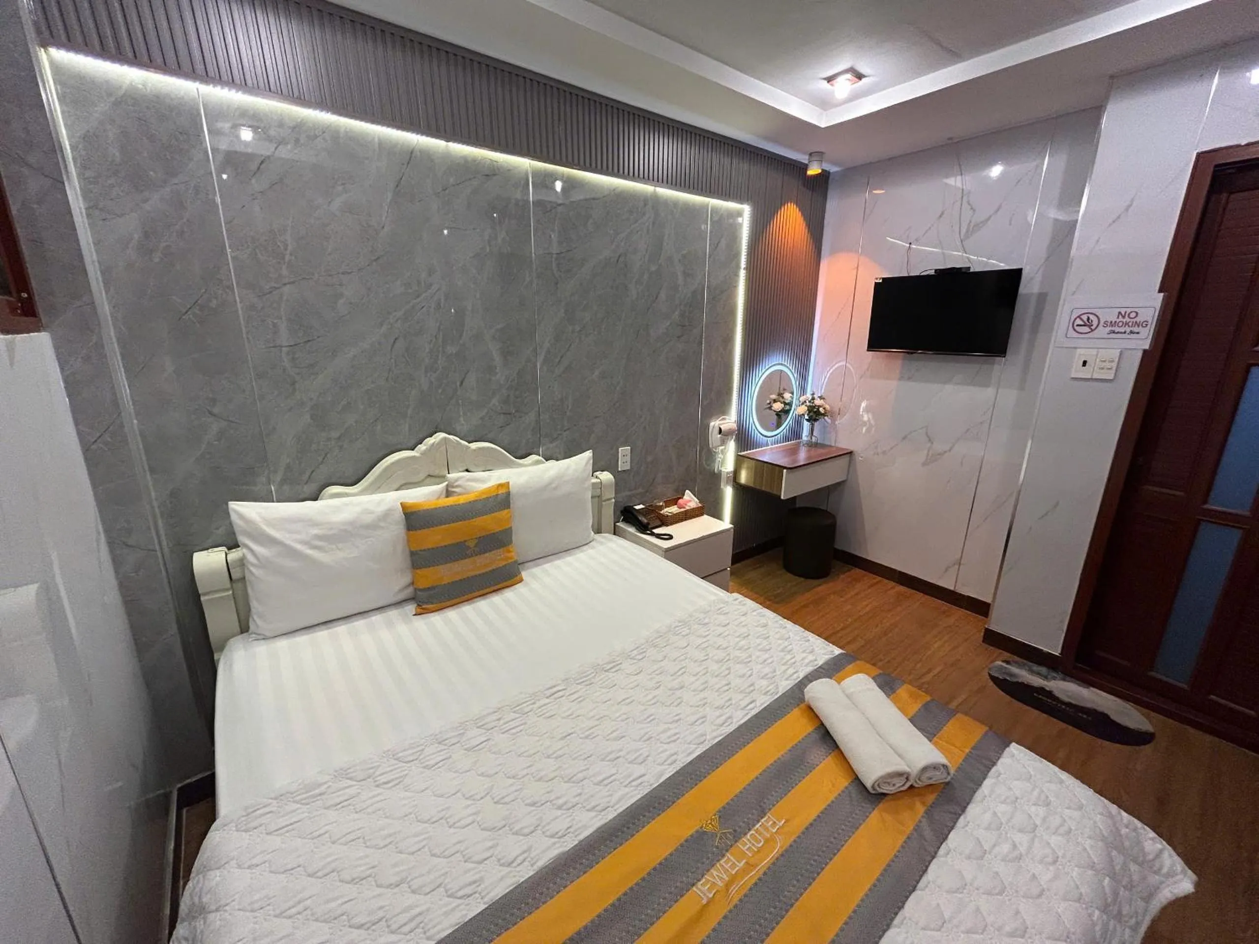 Bedroom, Bed in Jewel Hotel