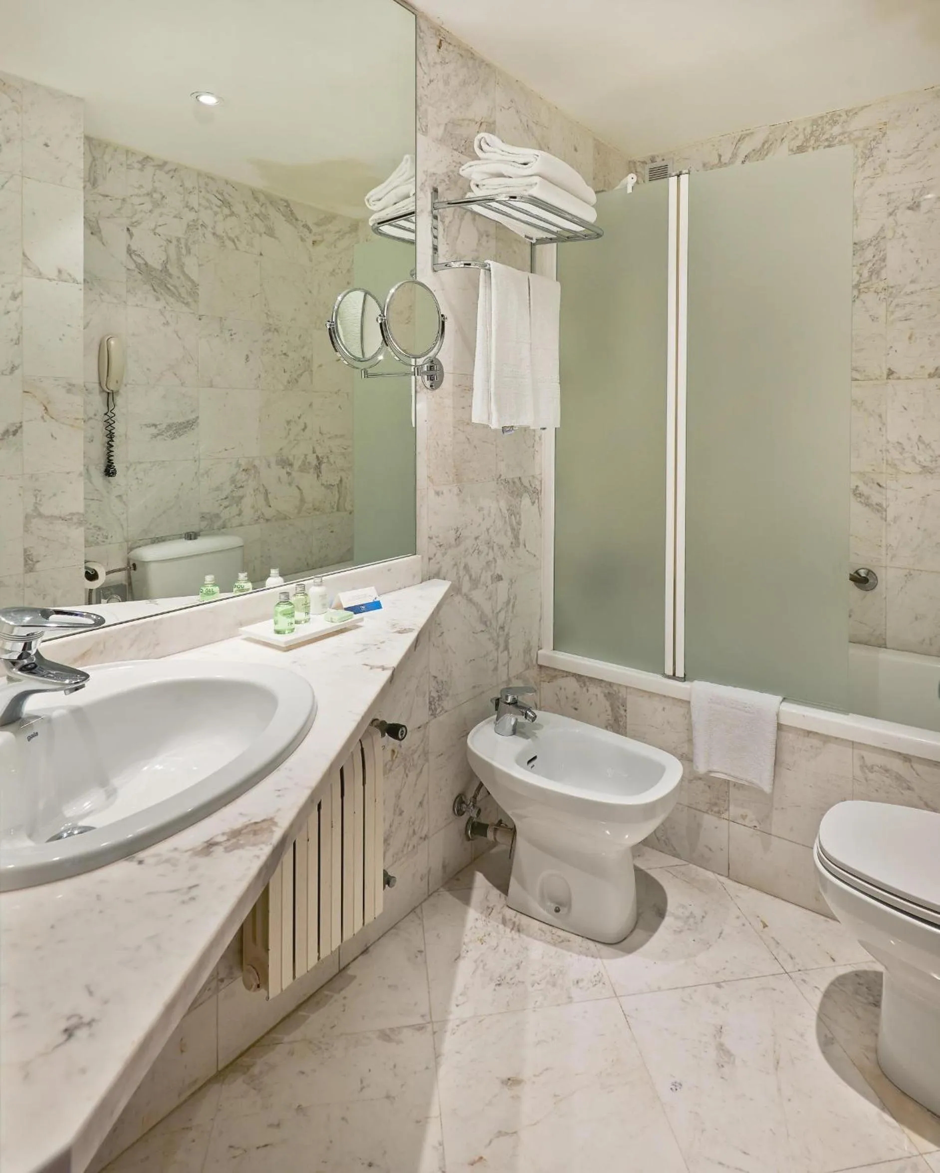 Photo of the whole room in NH Barcelona Entenza