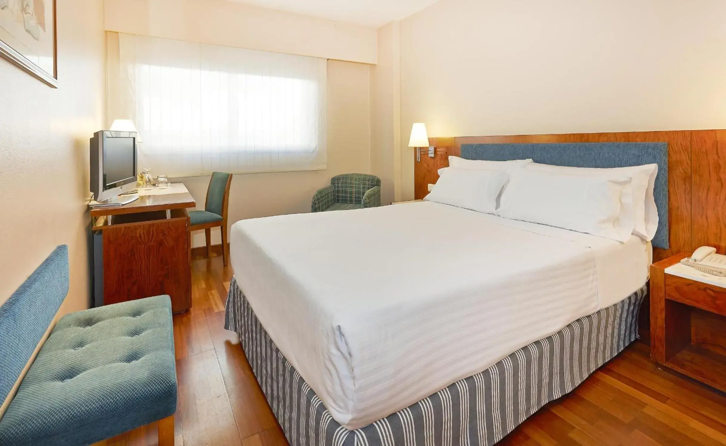 Photo of the whole room, Bed in NH Barcelona Entenza Photo of the whole room, Bed in NH Barcelona Entenza