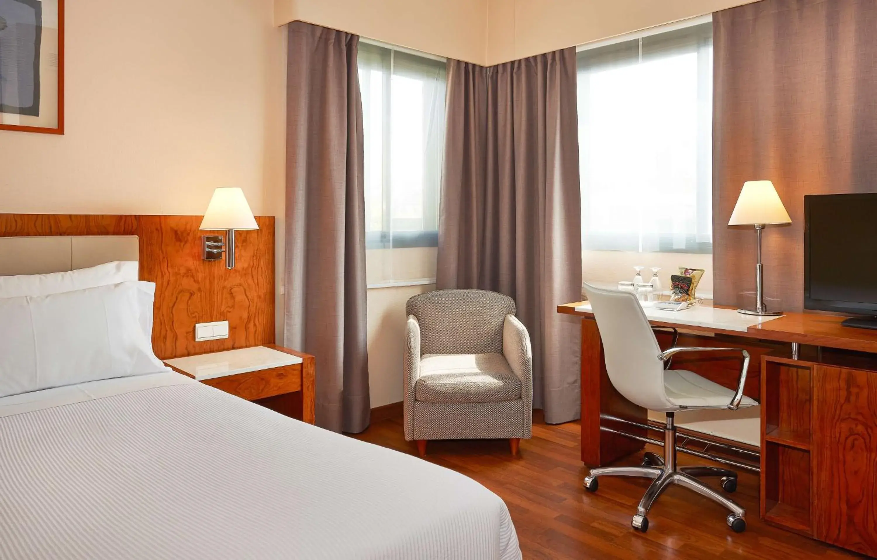 Photo of the whole room, Bed in NH Barcelona Entenza Photo of the whole room, Bed in NH Barcelona Entenza