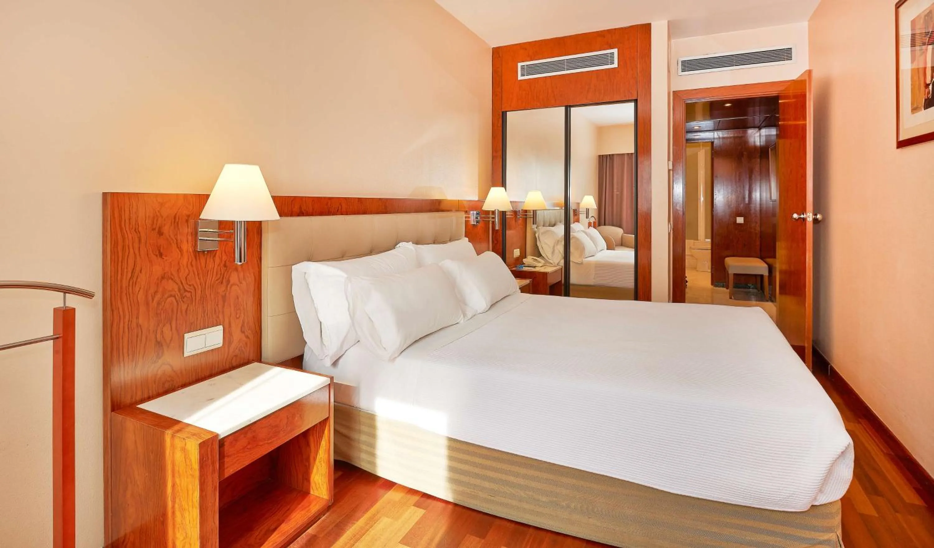 Photo of the whole room, Bed in NH Barcelona Entenza