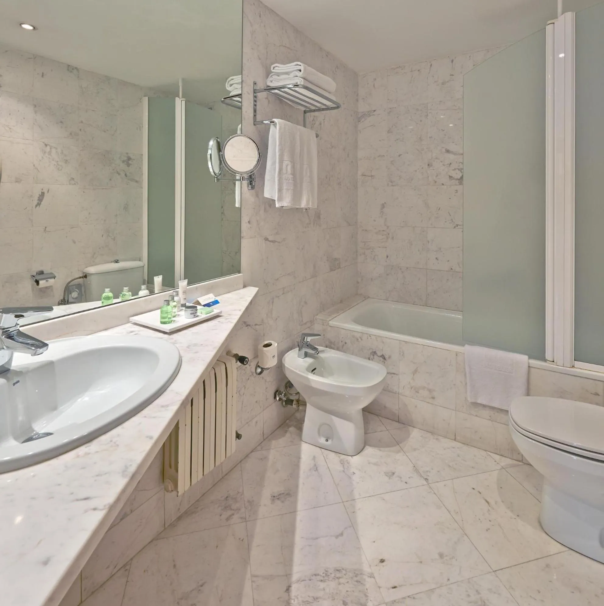 Bathroom in NH Barcelona Entenza