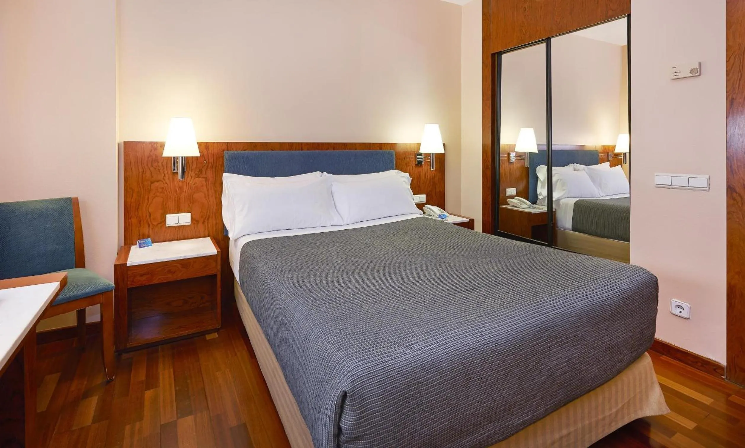 Photo of the whole room, Bed in NH Barcelona Entenza