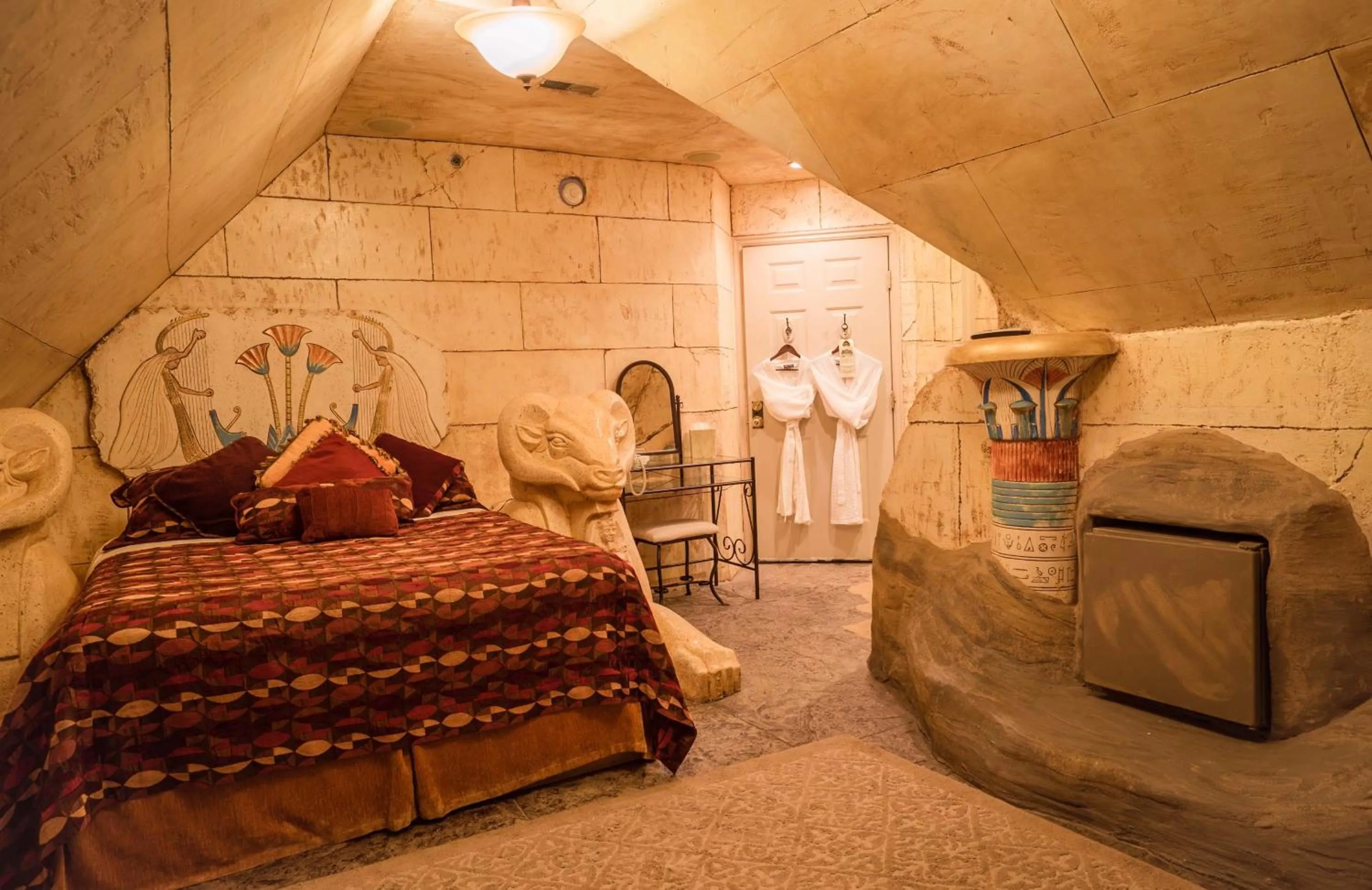 Bedroom, Bed in The Anniversary Inn - South Temple