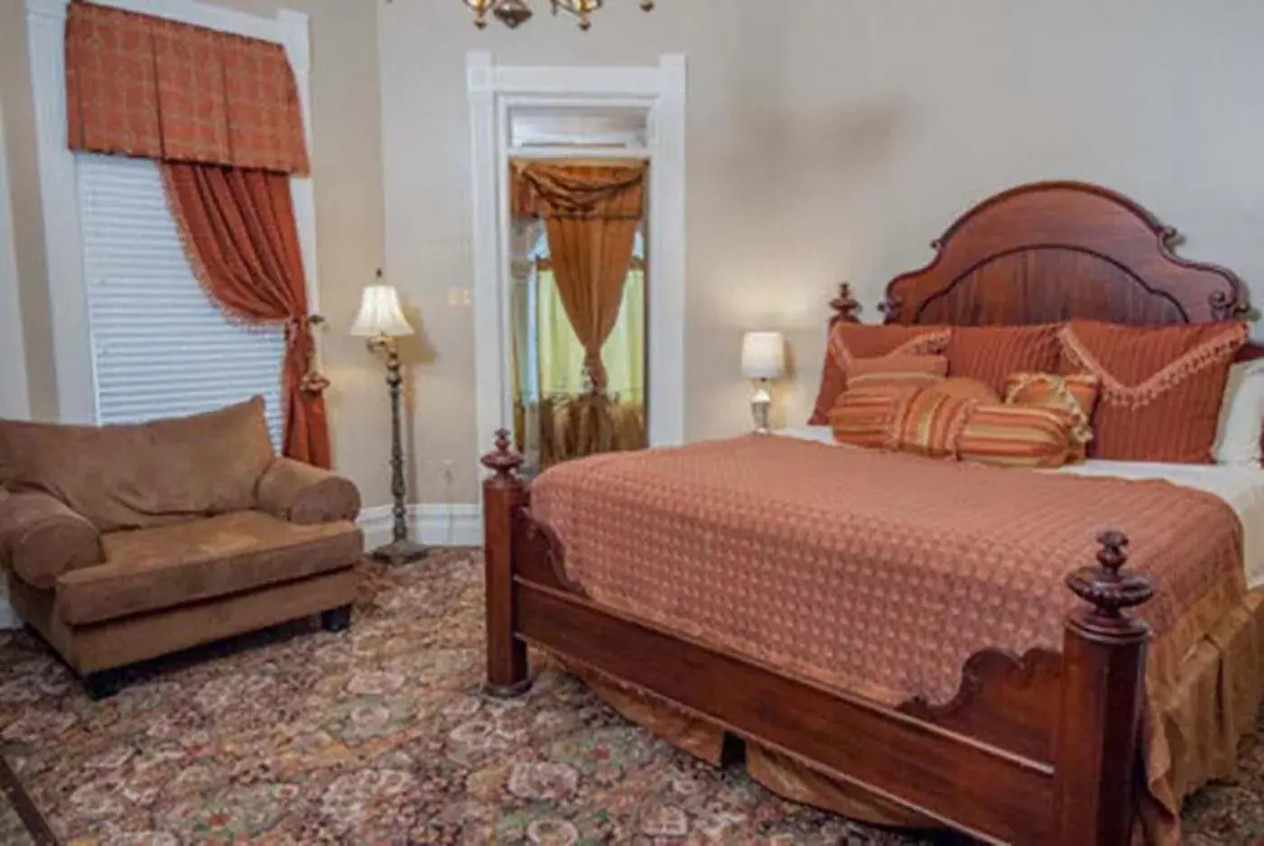 King Room with Mountain View in The Anniversary Inn - South Temple King Room with Mountain View in The Anniversary Inn - South Temple