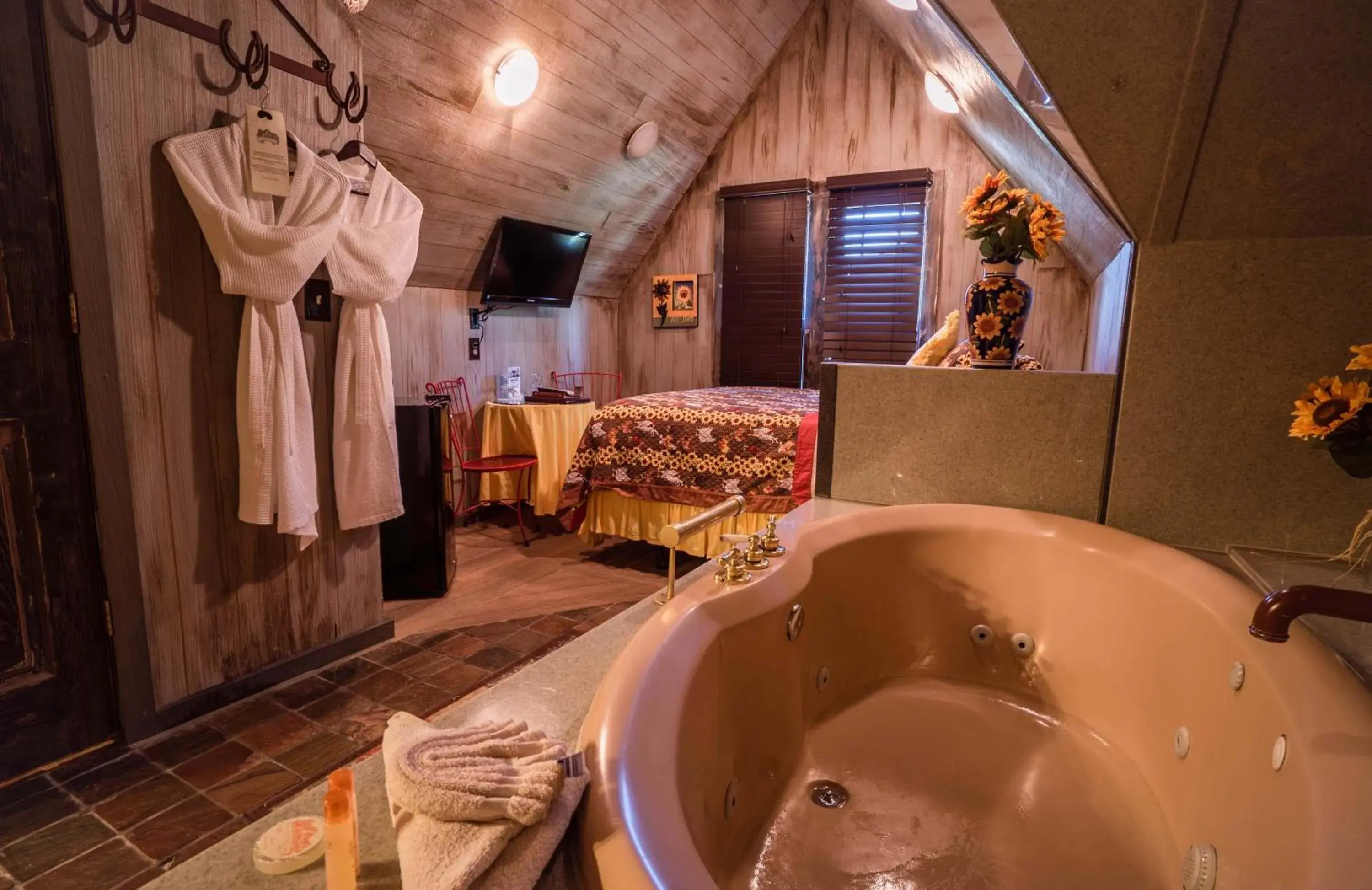 Queen Room with Spa Bath in The Anniversary Inn - South Temple Queen Room with Spa Bath in The Anniversary Inn - South Temple