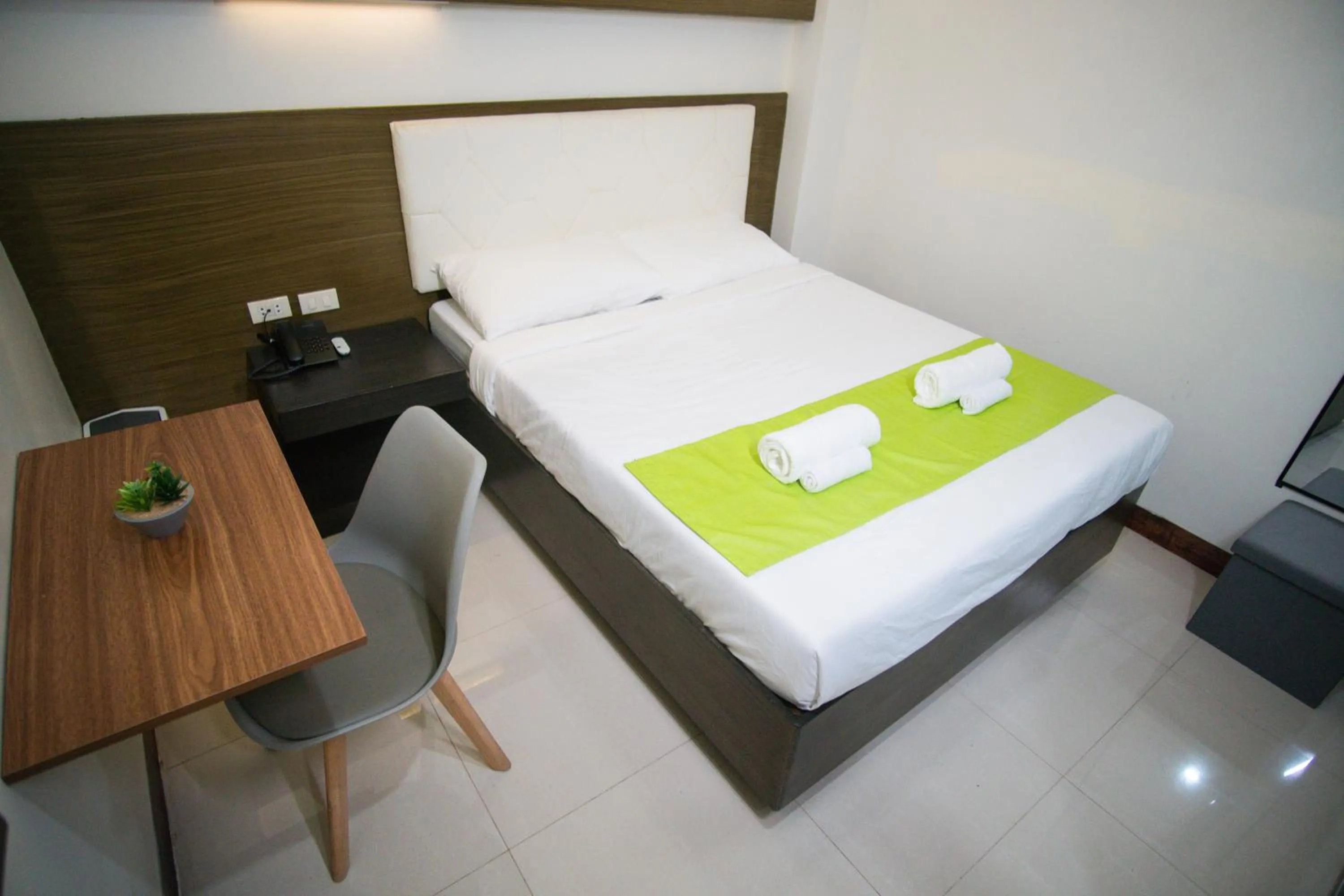 Bedroom, Bed in Benrose Hotel