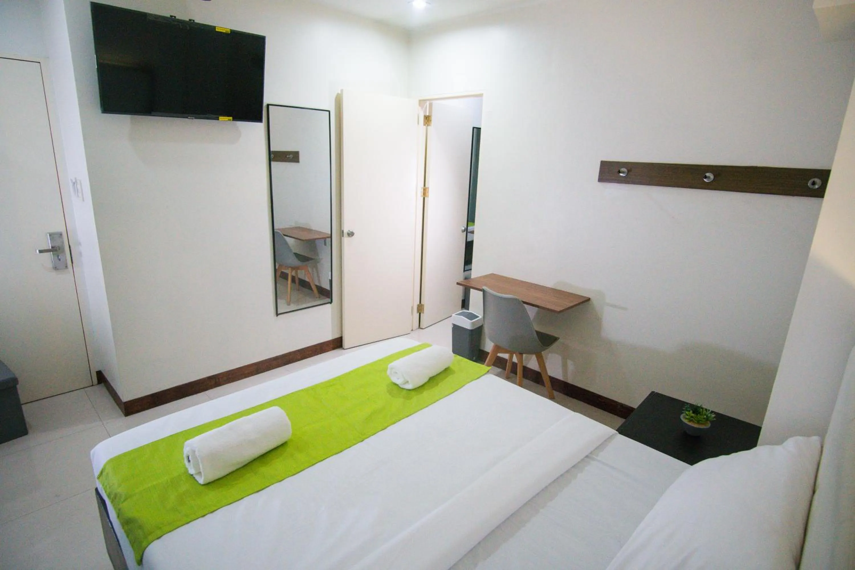 Bedroom, Bed in Benrose Hotel