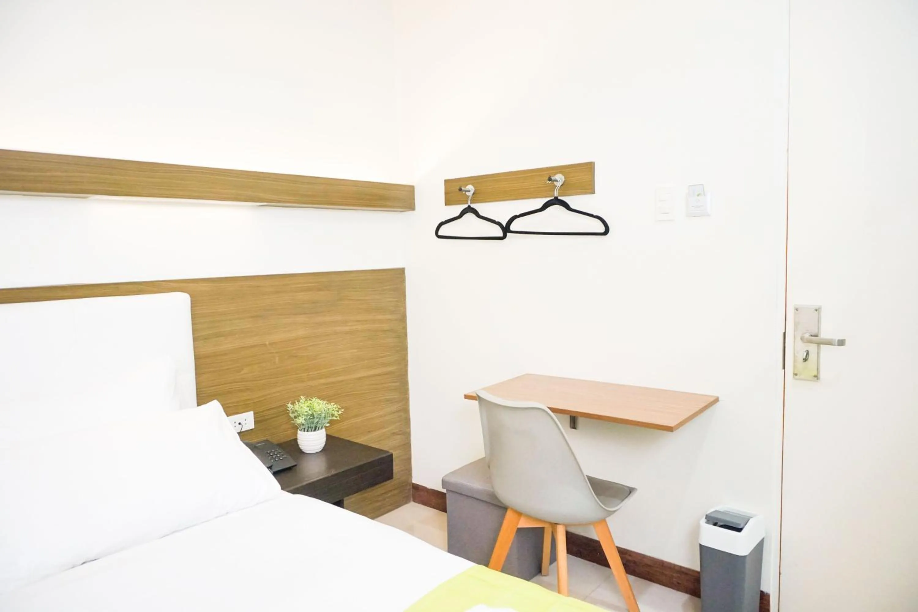 Bedroom, Bed in Benrose Hotel