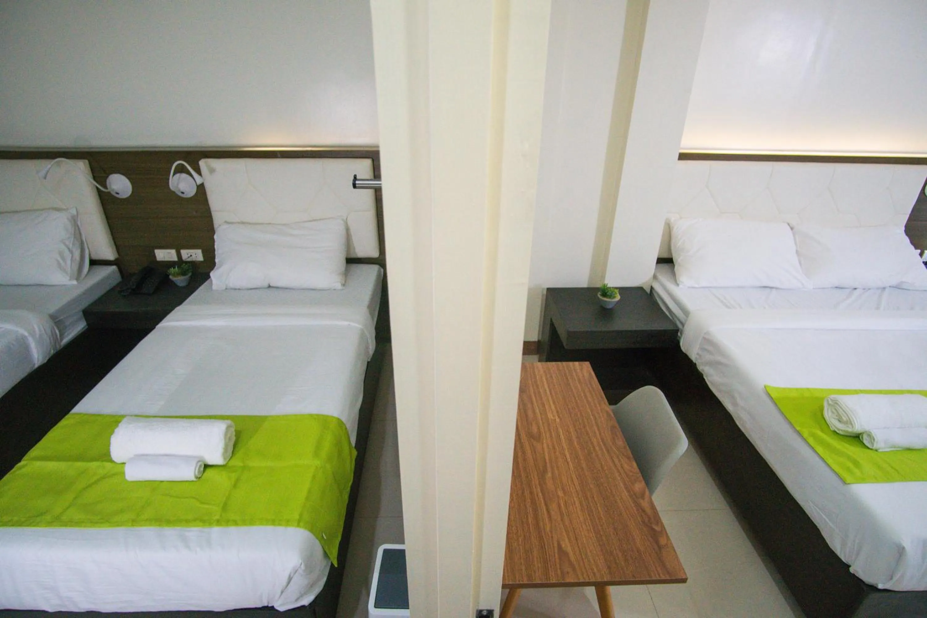 Bedroom, Bed in Benrose Hotel