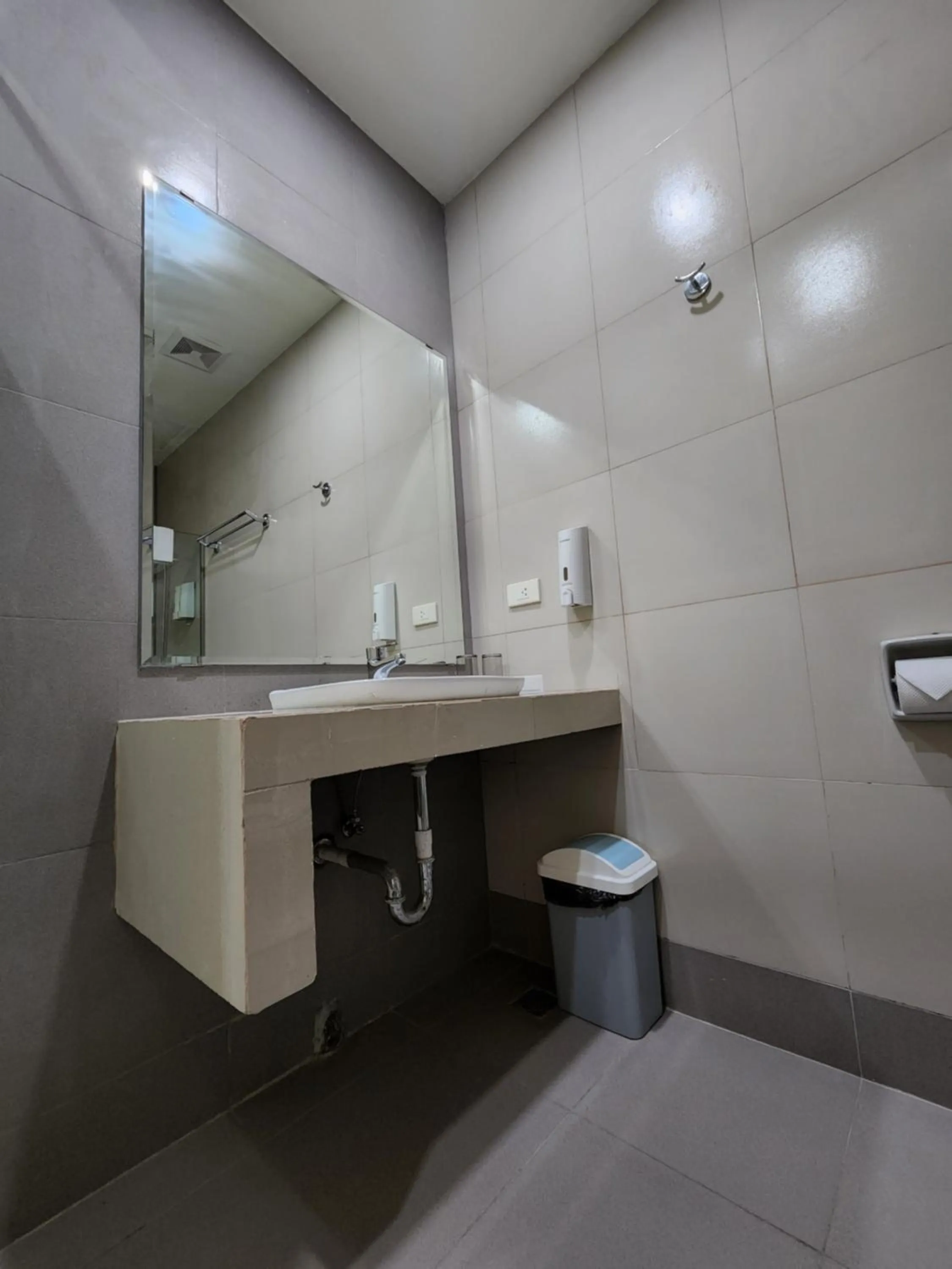 Bathroom in Benrose Hotel