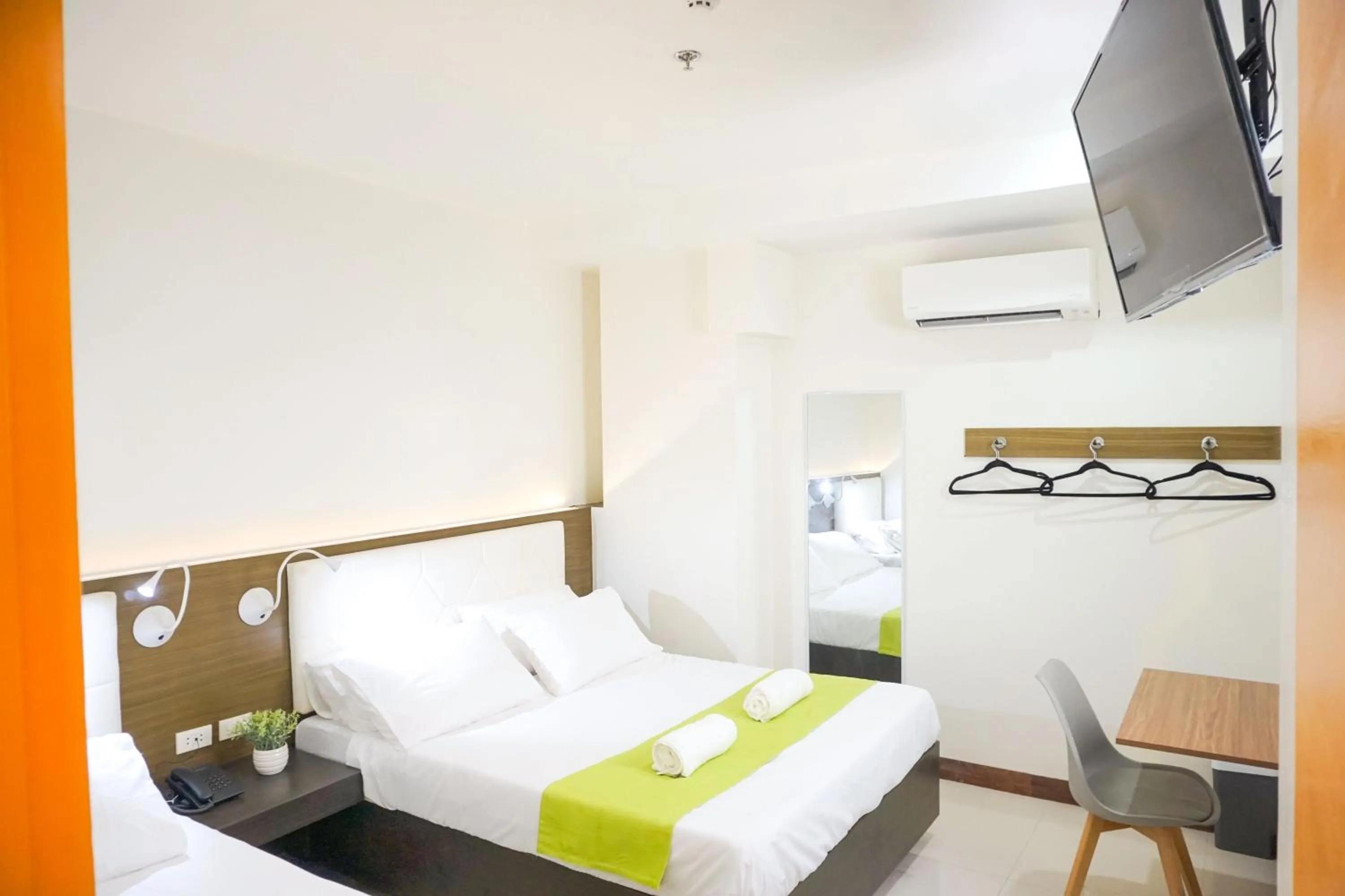 Bedroom, Bed in Benrose Hotel