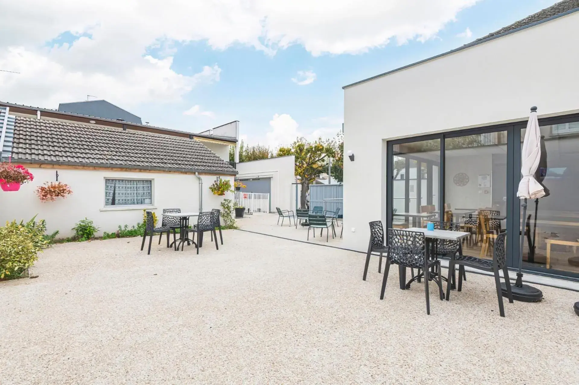 Food and drinks in Logis Hôtel Au Tambour Food and drinks in Logis Hôtel Au Tambour