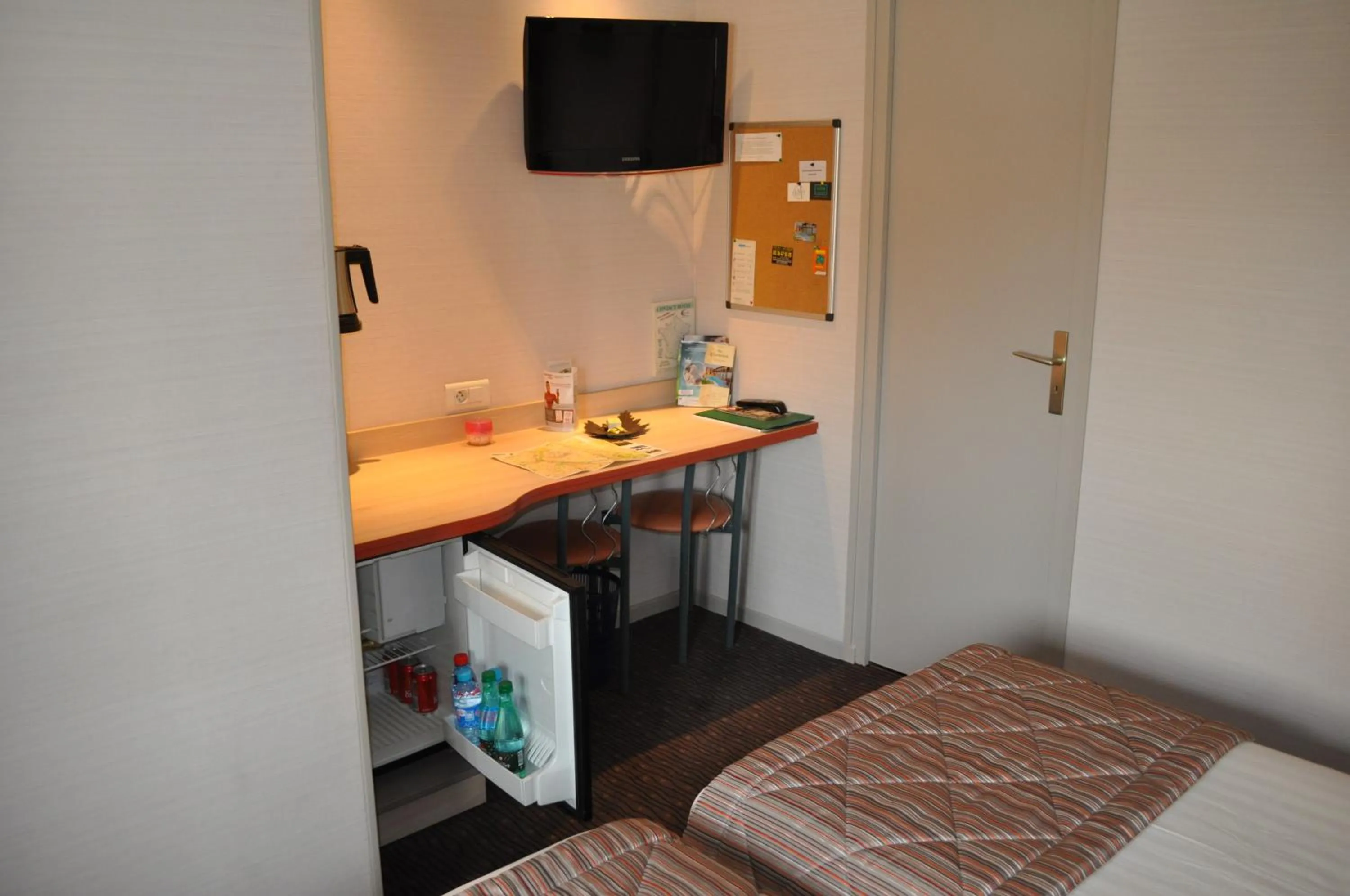 Bed in Logis Hotel au tambour