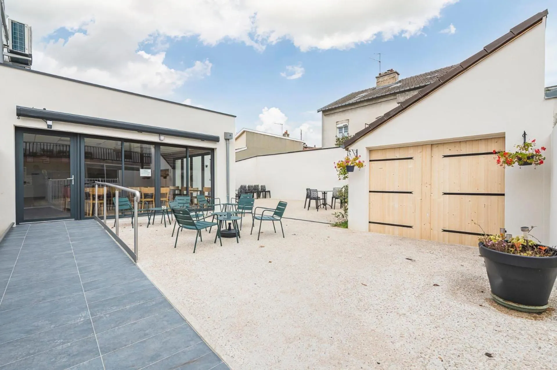 Patio in Logis Hotel au tambour