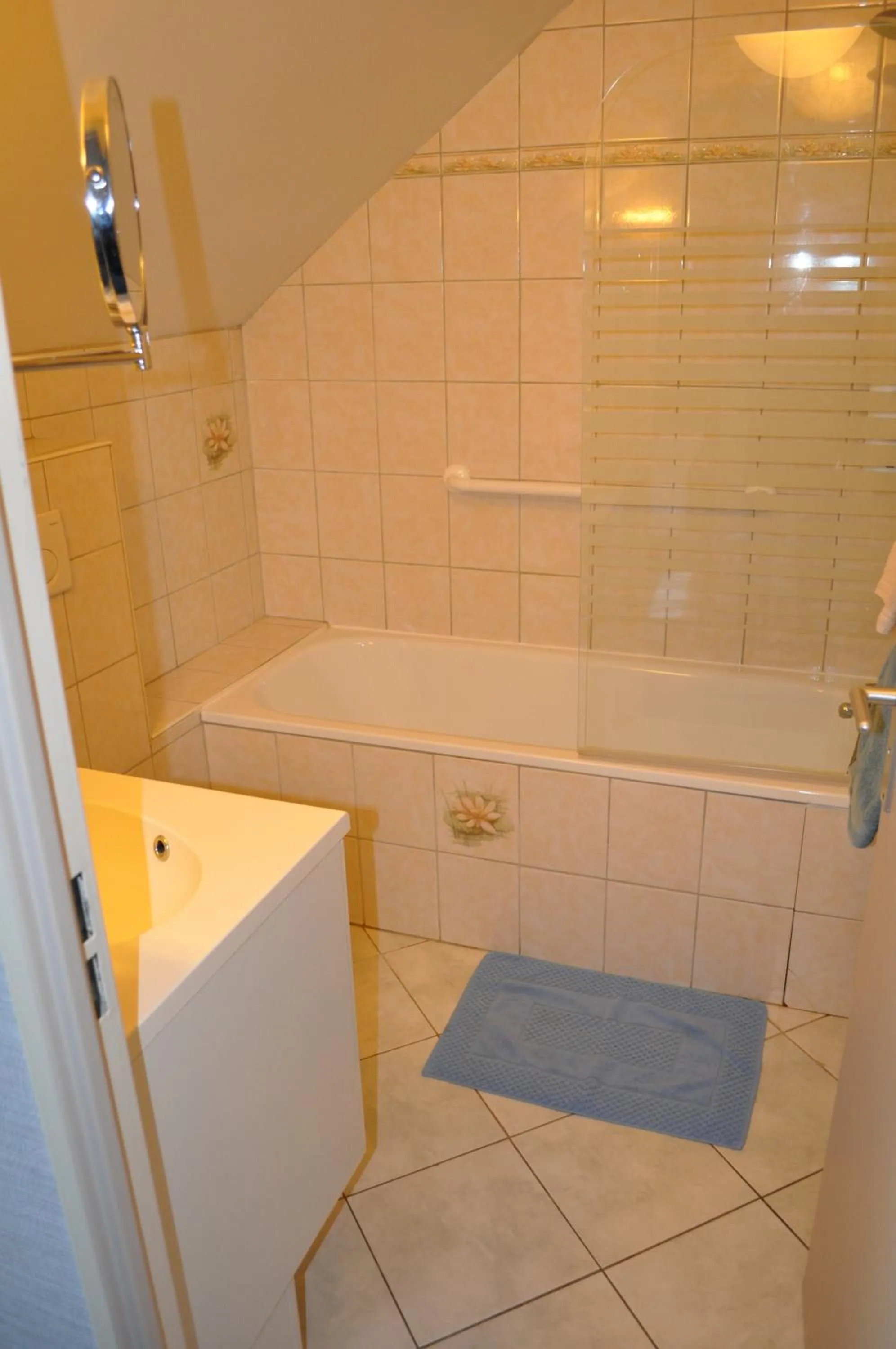 Shower in Logis Hotel au tambour