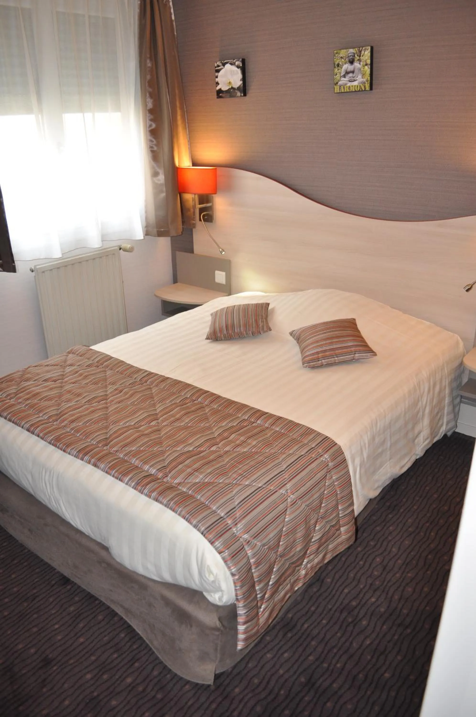 Bed in Logis Hotel au tambour