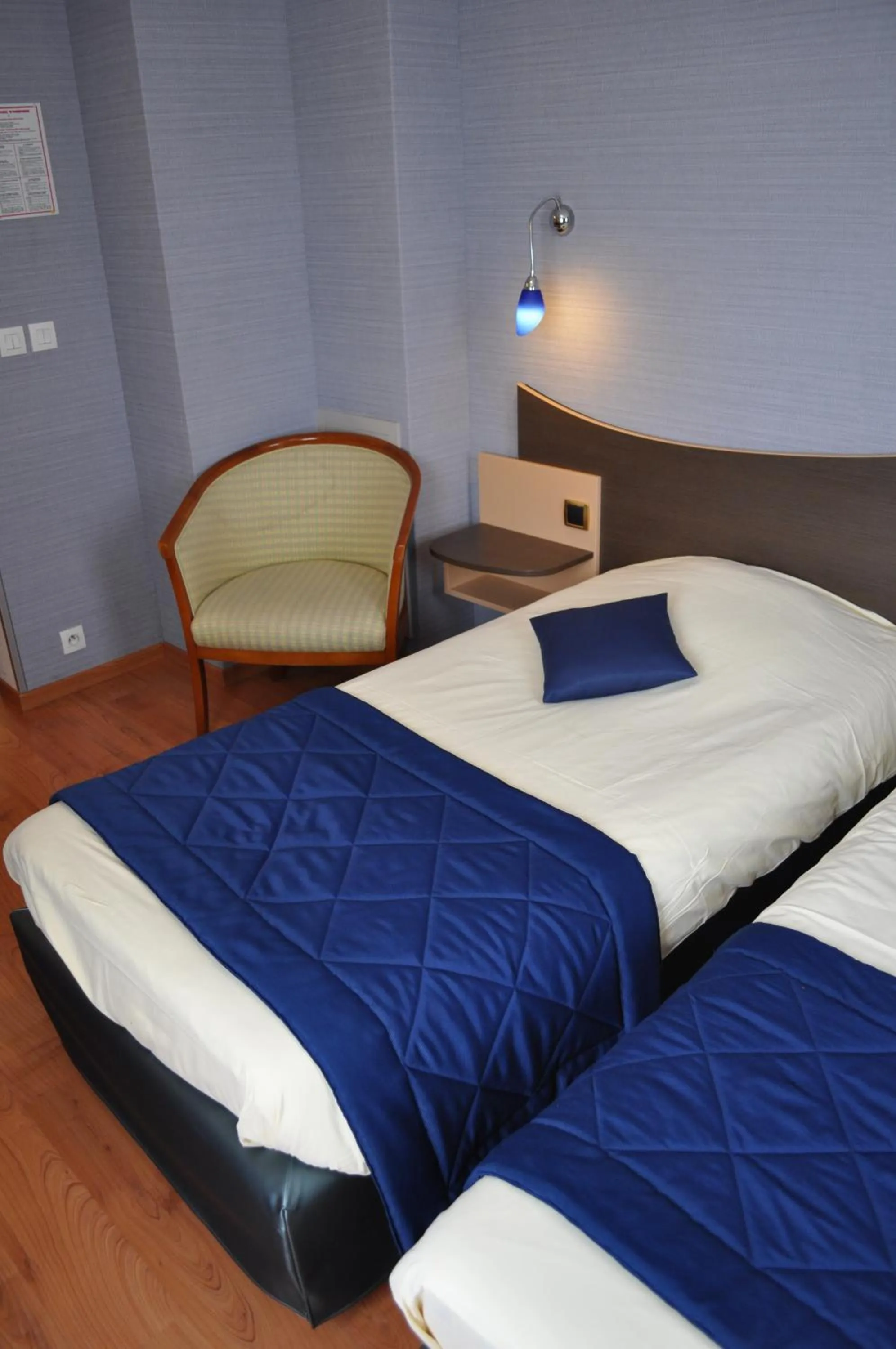 Bed in Logis Hotel au tambour