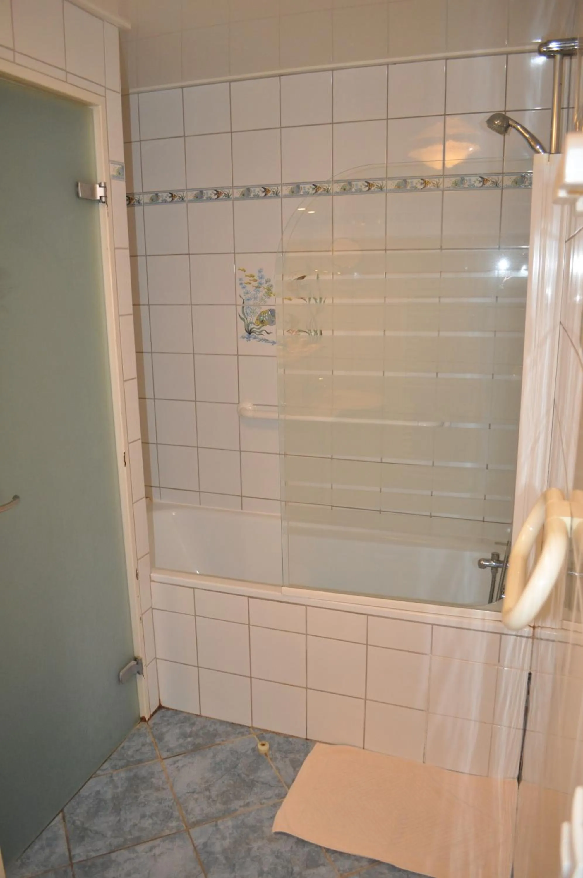 Shower in Logis Hotel au tambour