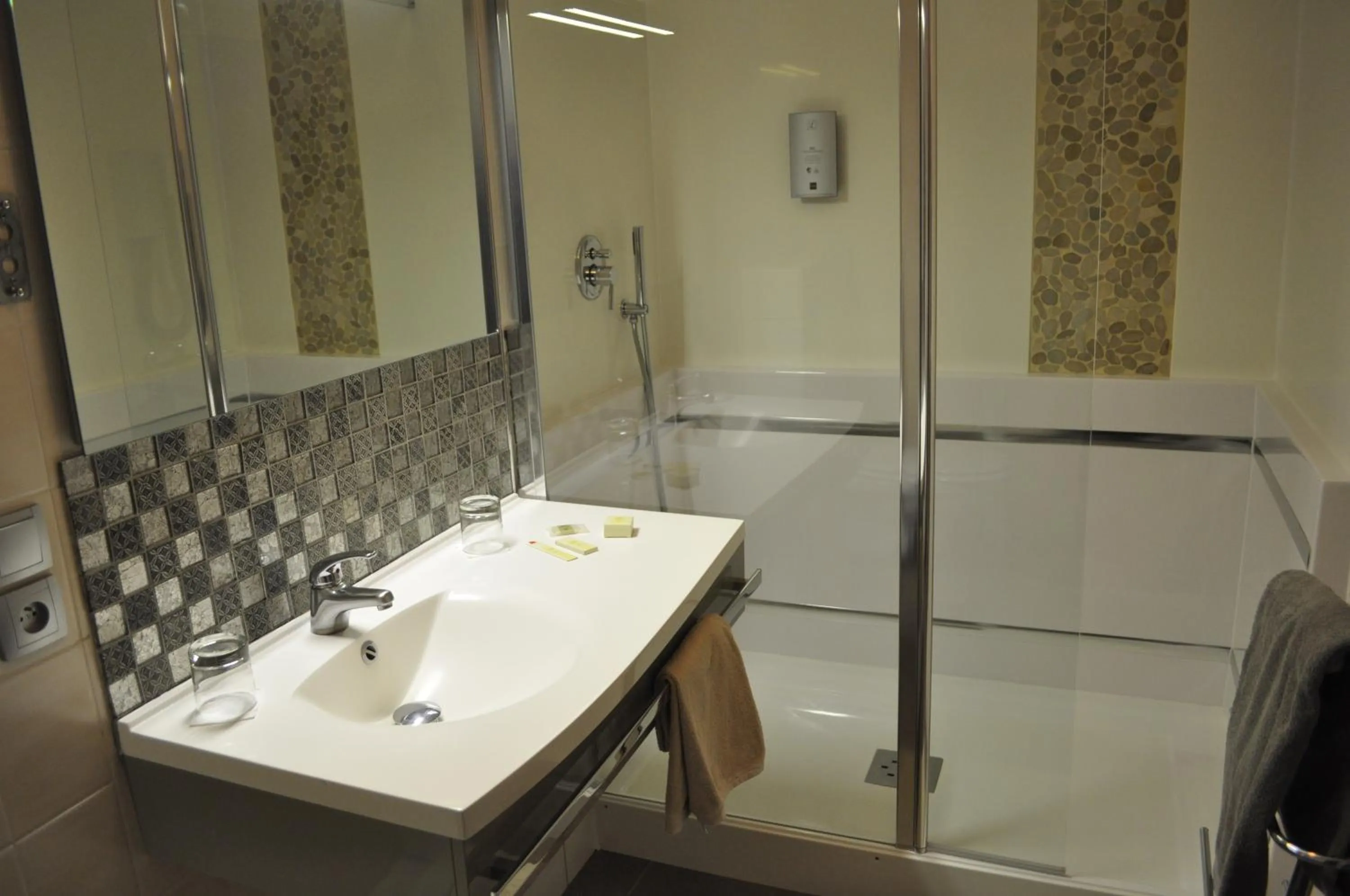 Bathroom in Logis Hotel au tambour