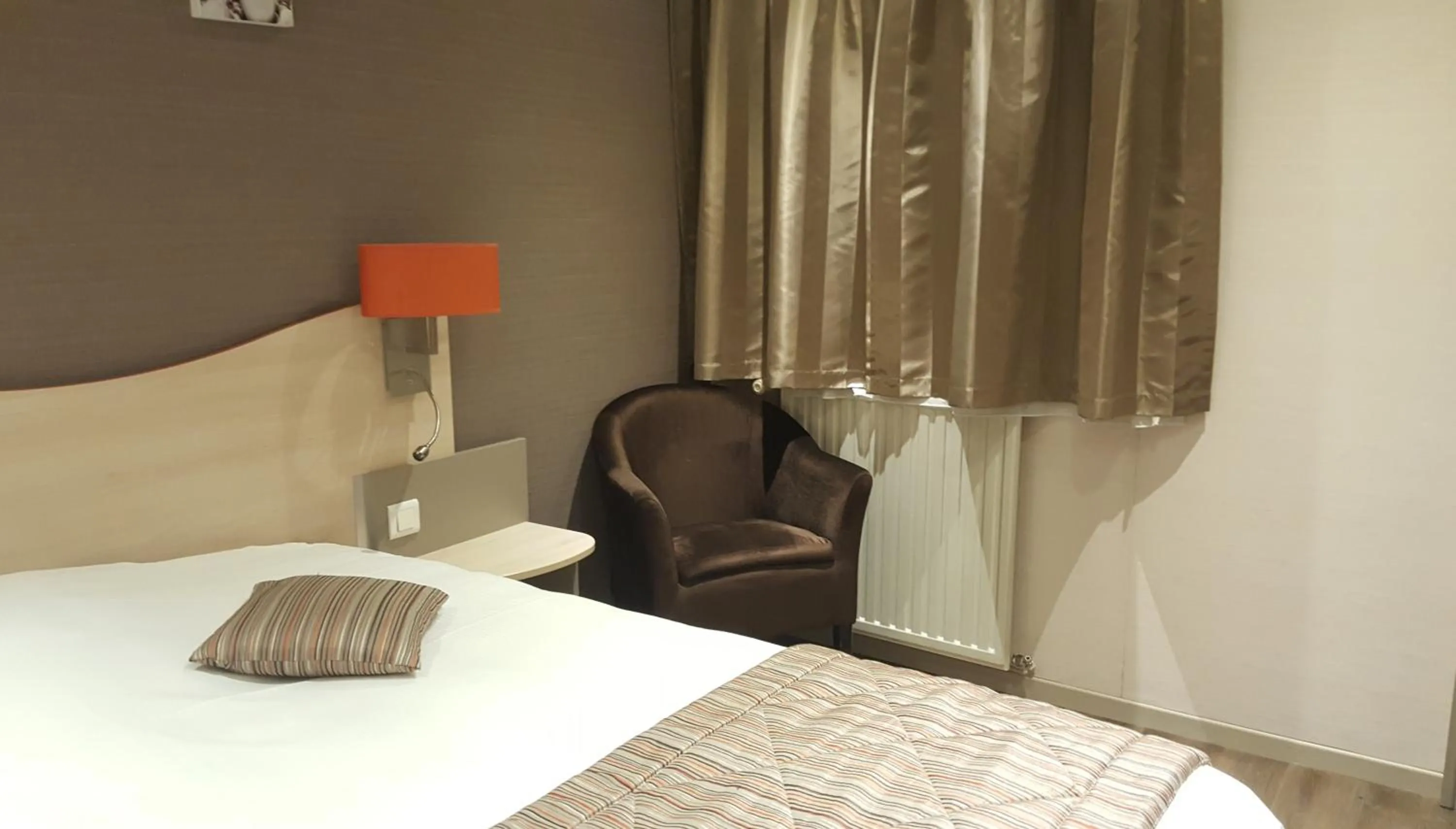 Bed in Logis Hotel au tambour