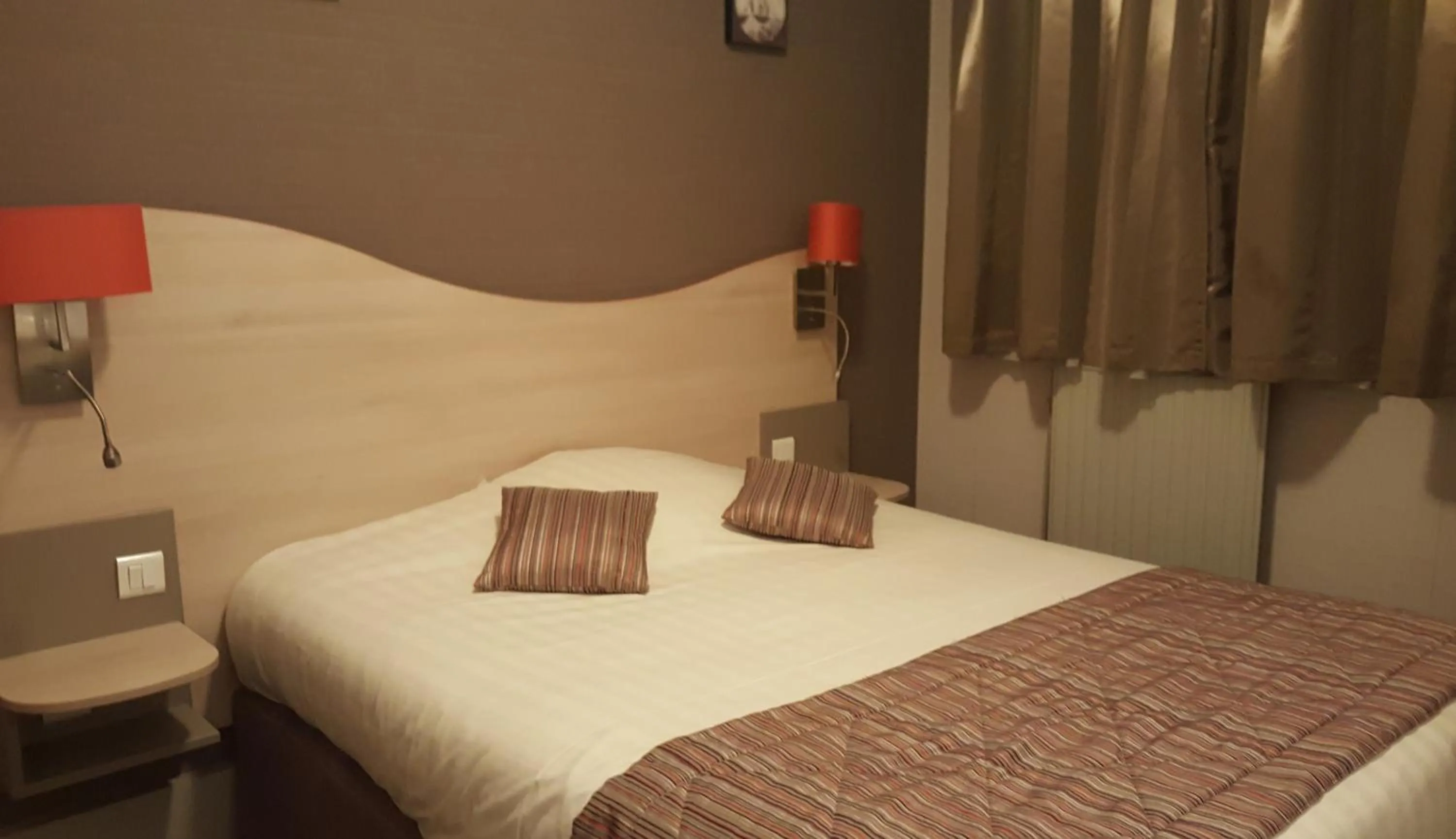 Bed in Logis Hotel au tambour