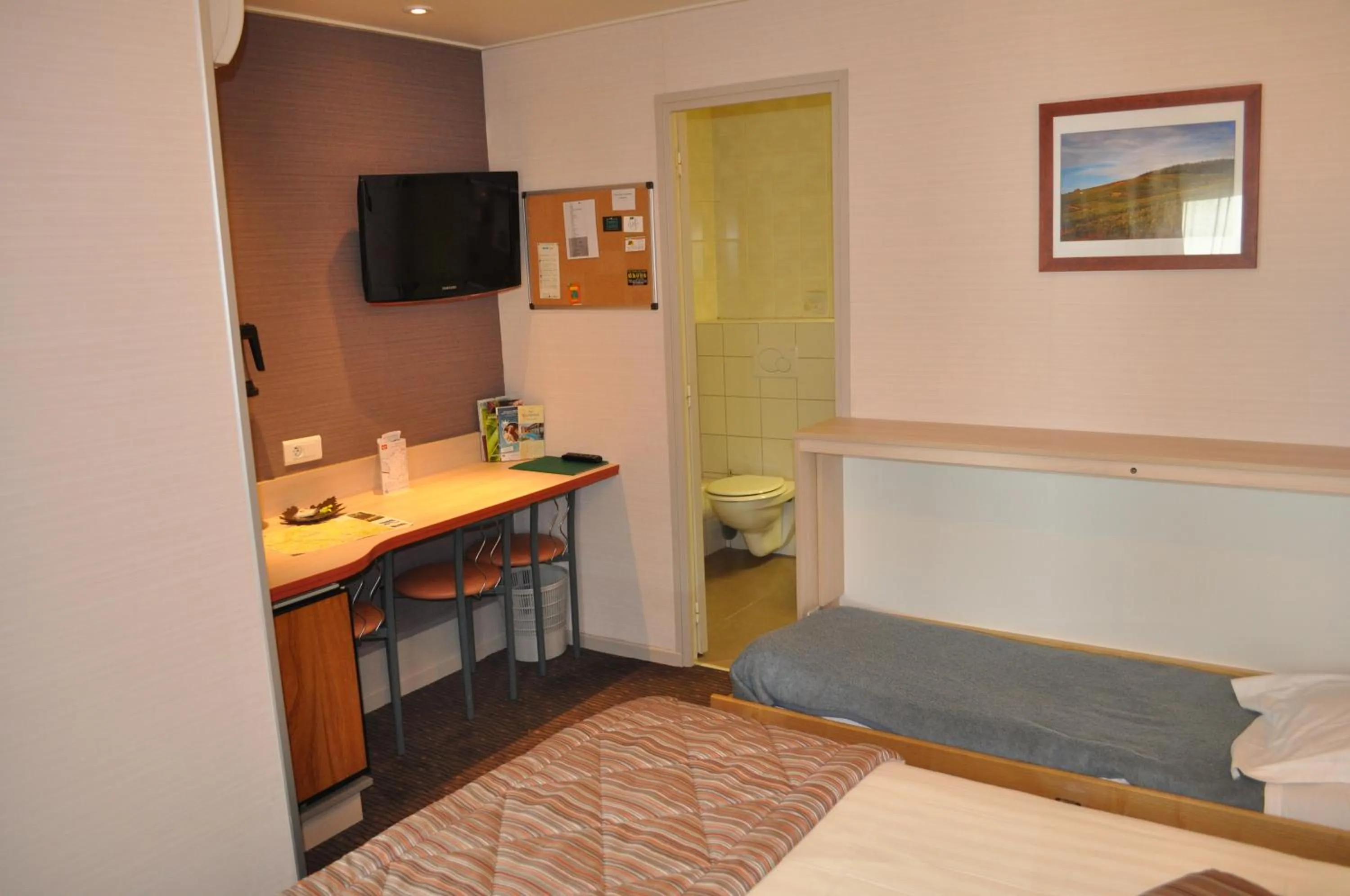 Bed in Logis Hotel au tambour