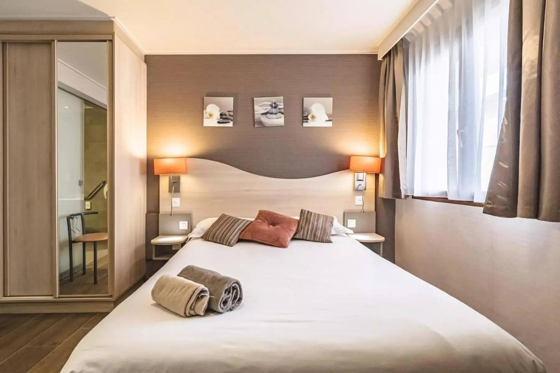 Bed in Logis Hotel au tambour