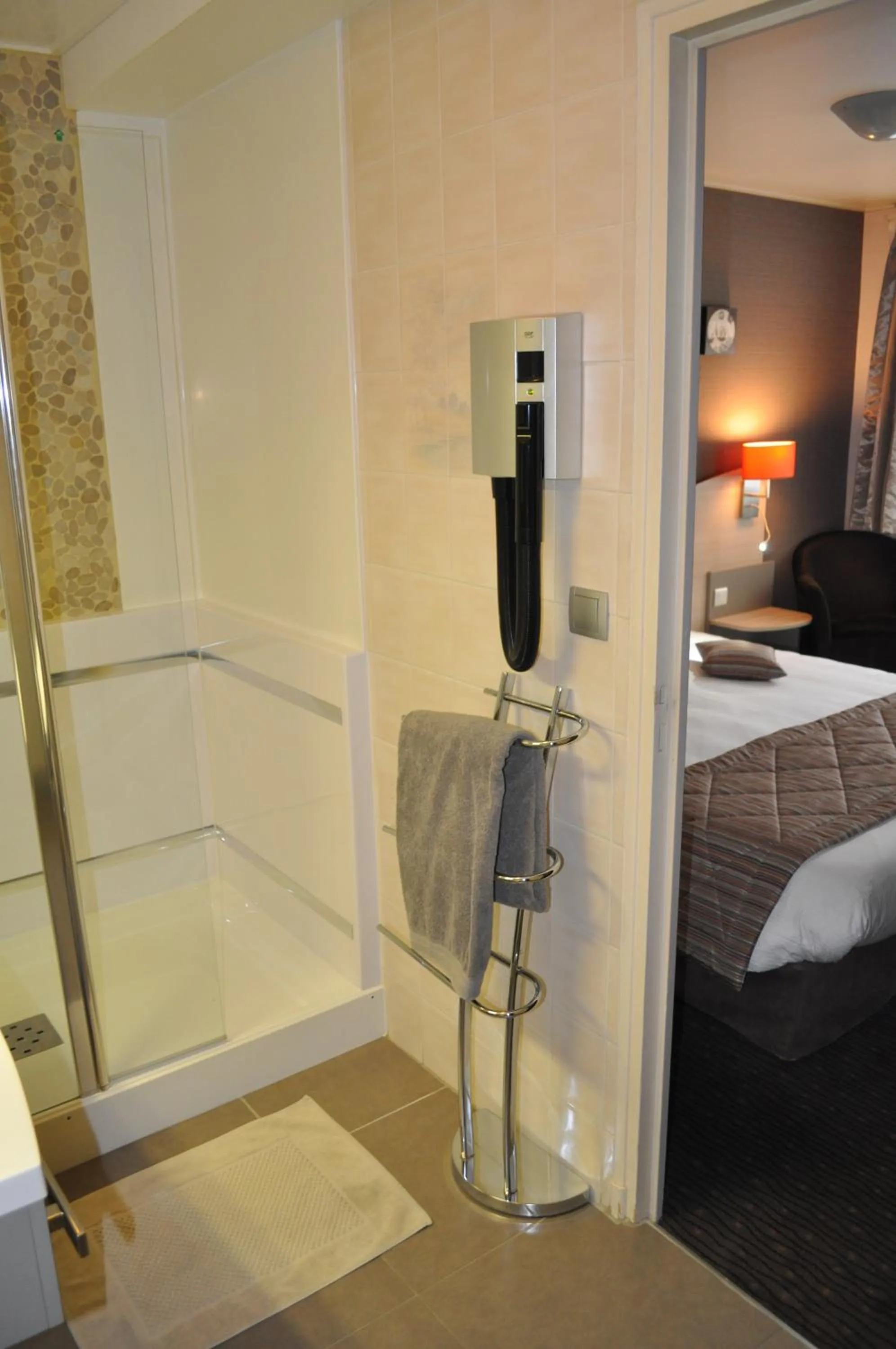 Shower, Bed in Logis Hotel au tambour