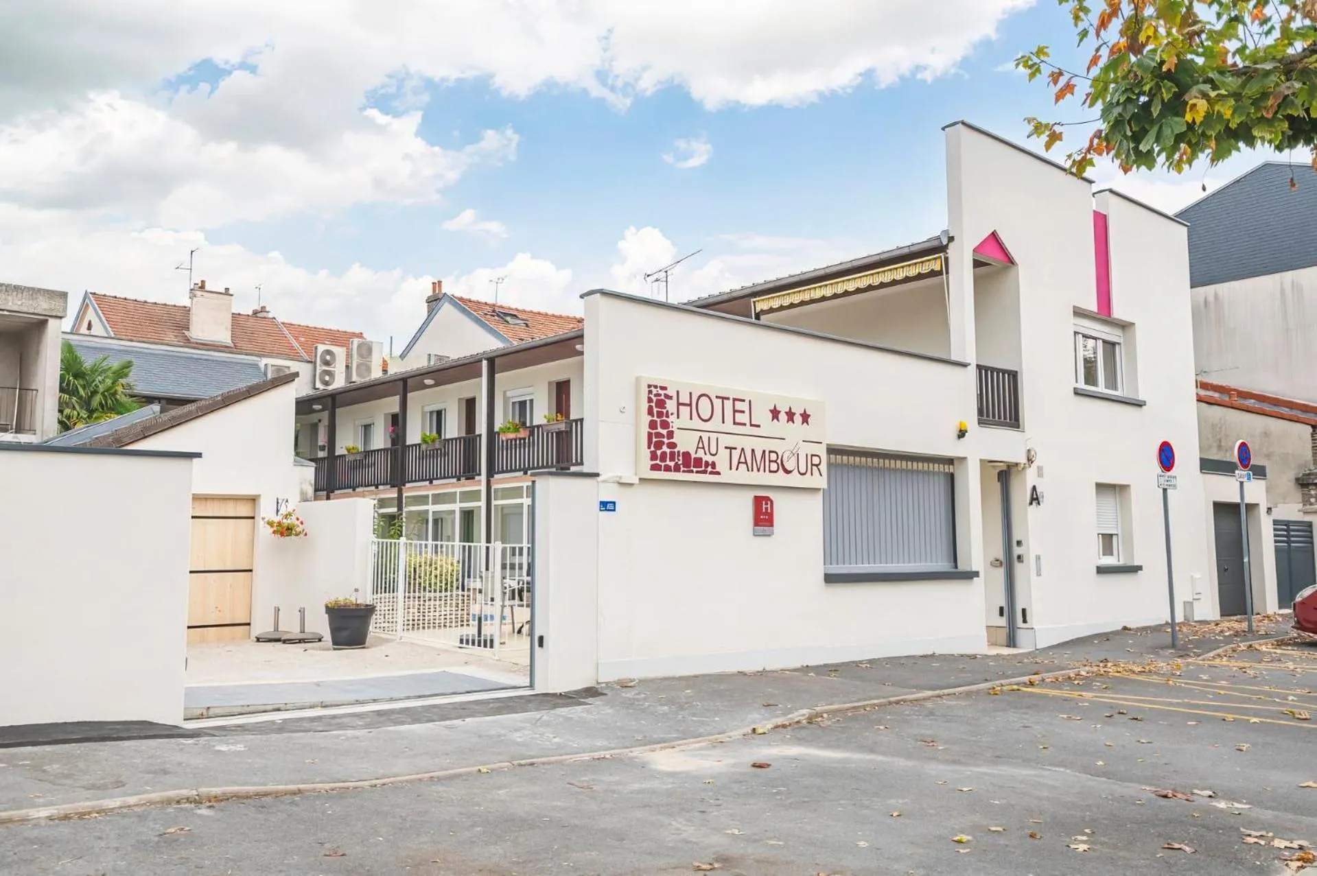 Property building in Logis Hotel au tambour