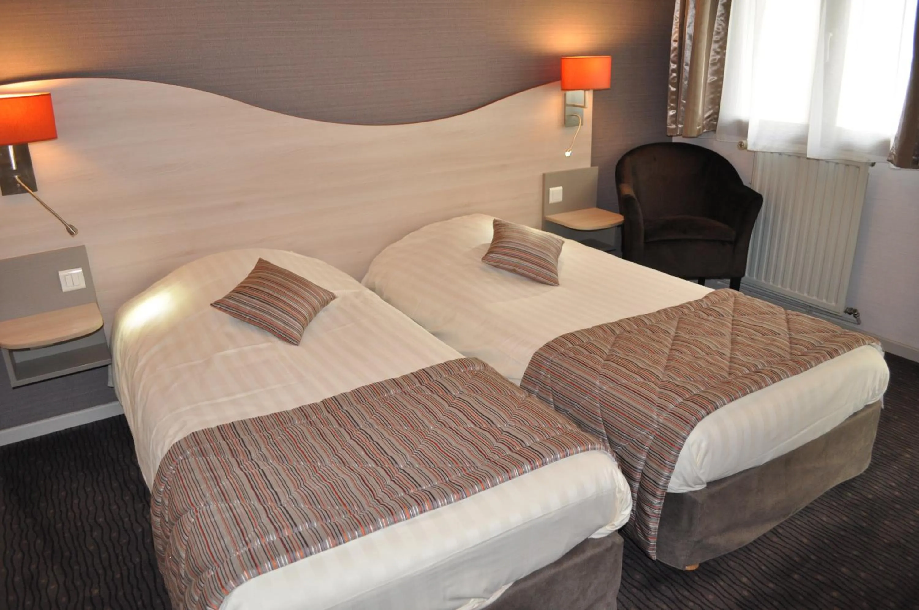 Bed in Logis Hotel au tambour