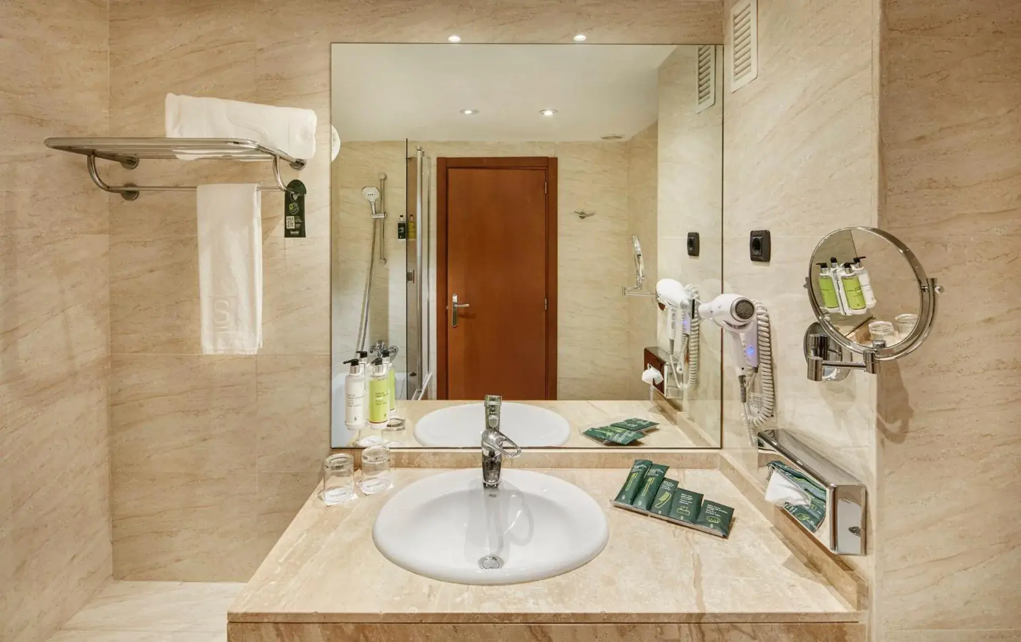 Double Room with Extra Bed in Sercotel Cornellà Barcelona Double Room with Extra Bed in Sercotel Cornellà Barcelona