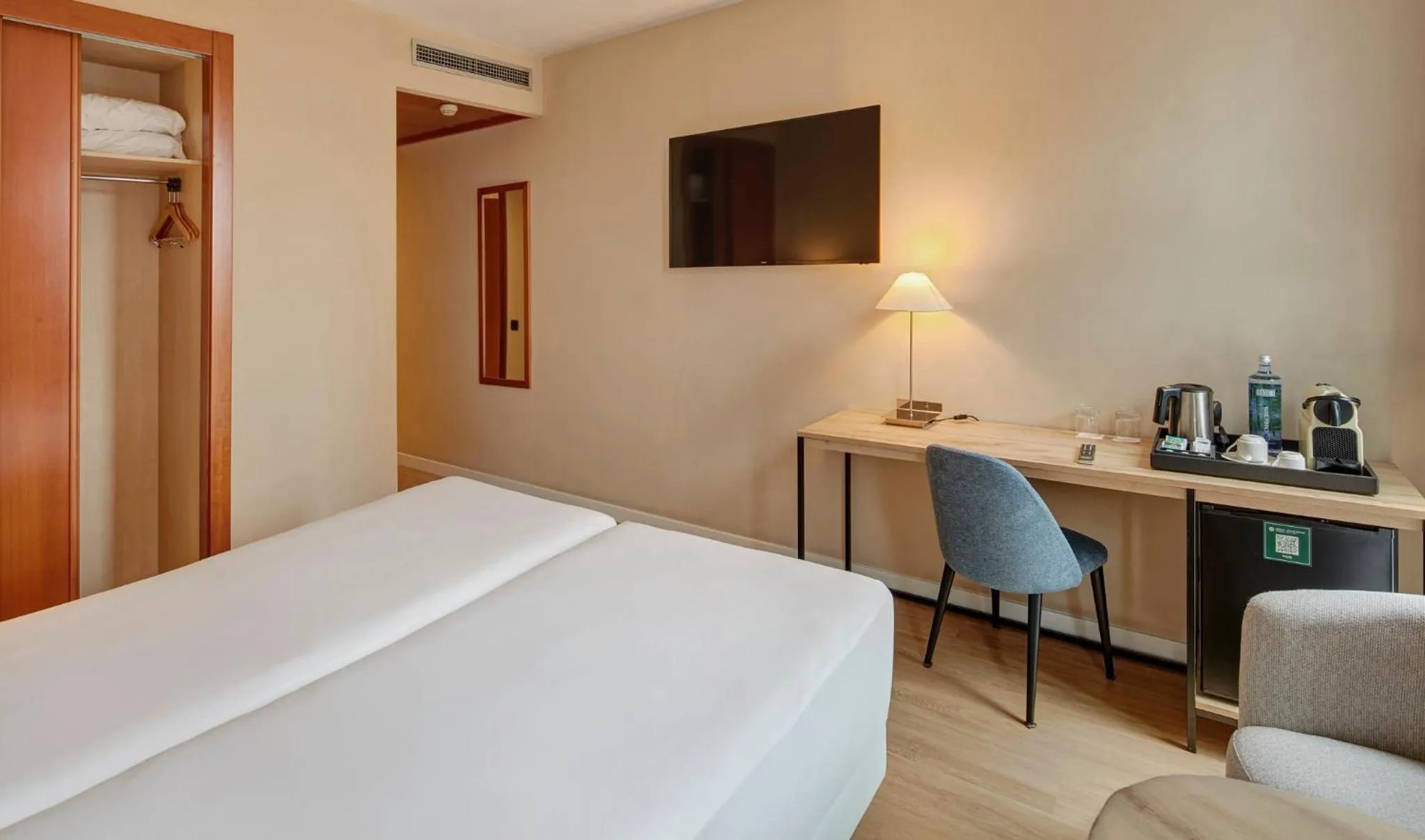 Photo of the whole room, Bed in Sercotel Cornellà Barcelona
